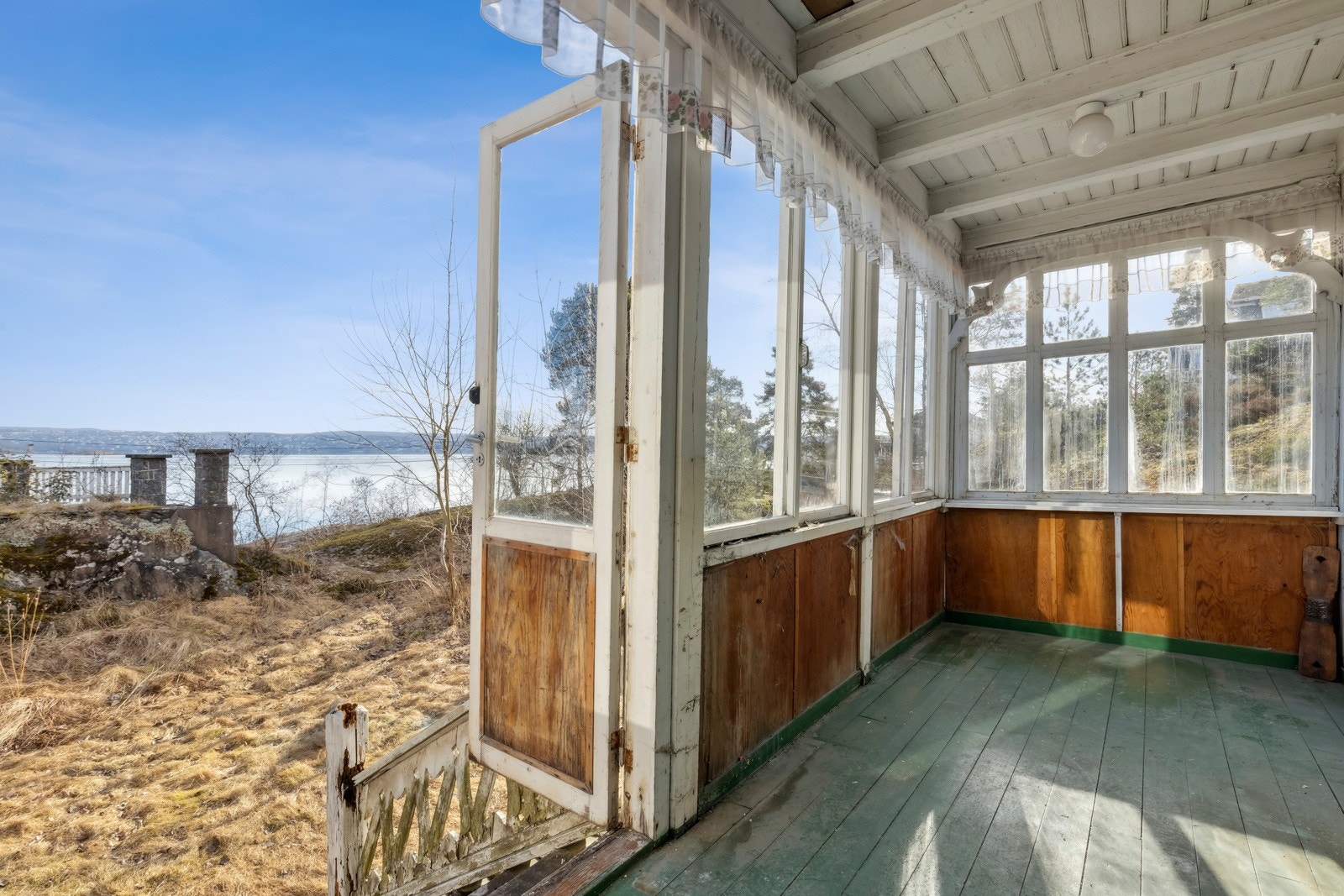 Innglassert balkong med direkte adgang til stort hageområde. Galleribilde