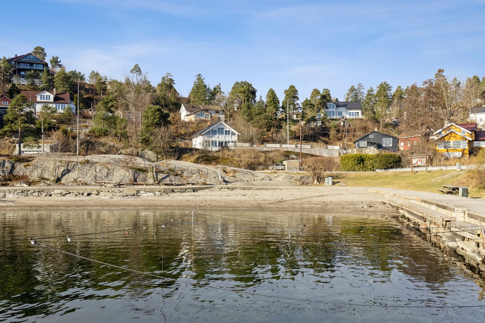 Fantastiske Hellvikstranda kun 1 minutters gange fra boligen. Galleribilde