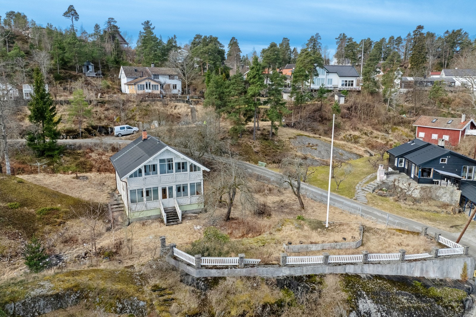 En fantastisk tomt med attraktiv beliggenhet rett ved Hellvikbukta | Umiddelbar nærhet til sjø og strand Galleribilde