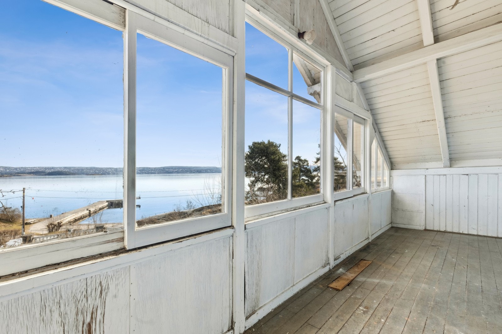 Innglassert balkong med utsikt utover sjøen. Galleribilde