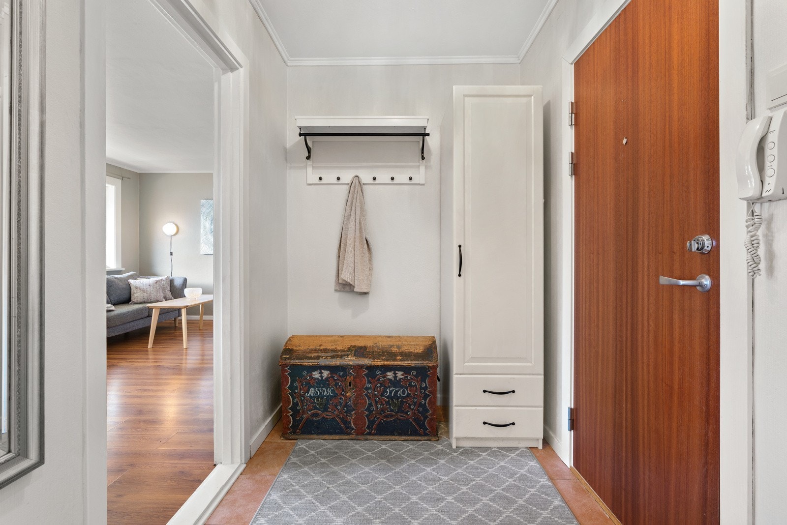 Entréen har god plass til yttertøy, enten i garderobeskap eller på knaggrekke Galleribilde