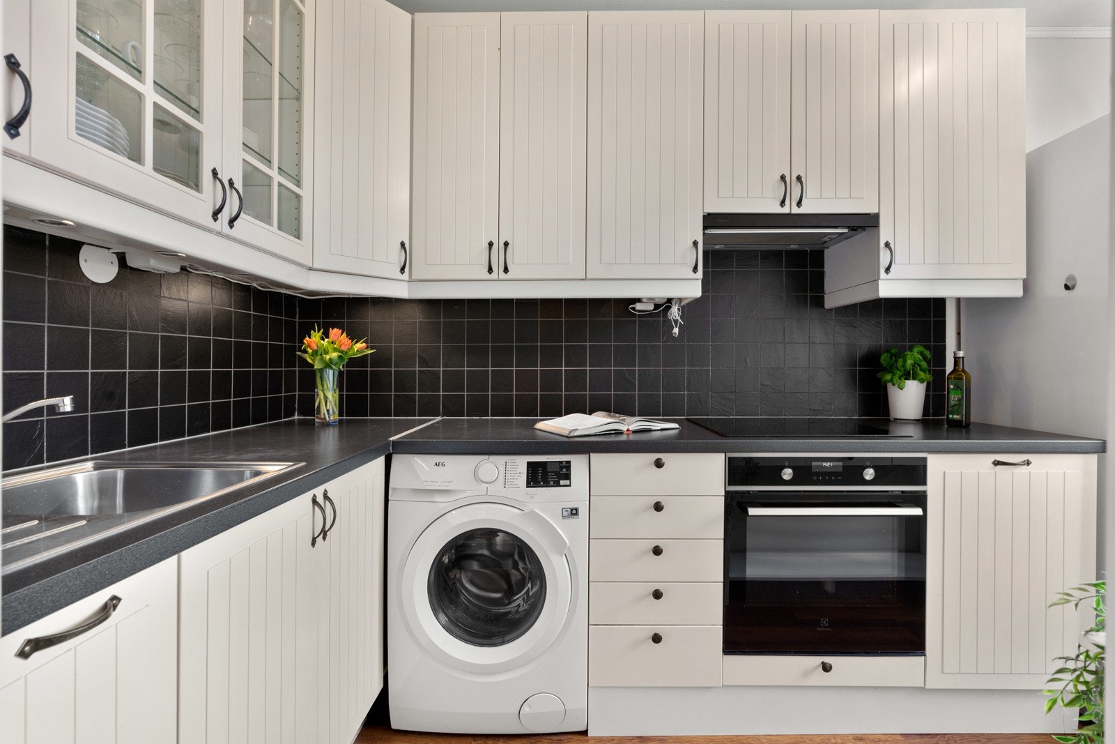 Kjøkkenet ligger i et separat rom og er utstyrt med en tidløs IKEA-kjøkkeninnredning med profilerte fronter Galleribilde