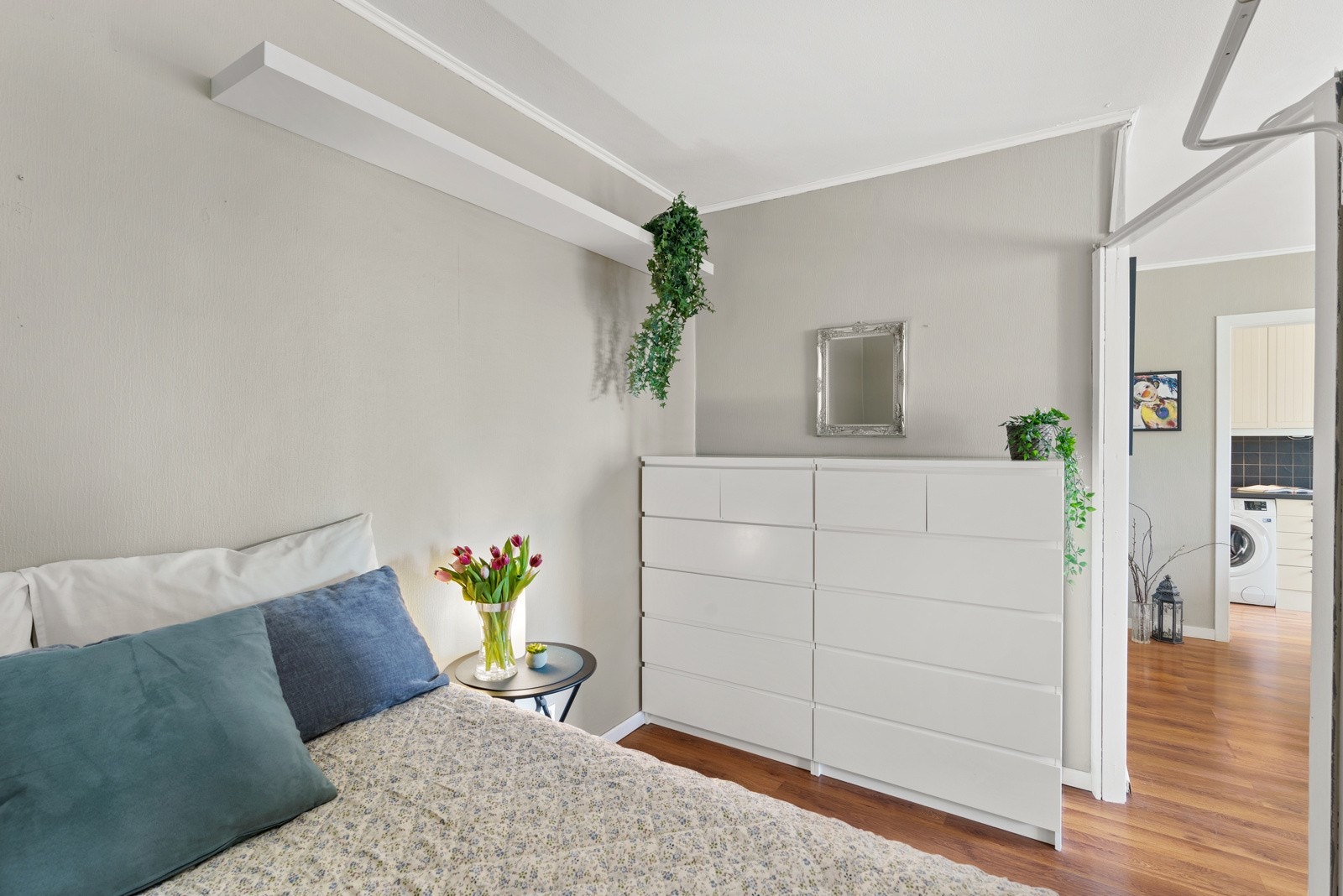 Det er også god plass til kommode, eller garderobeløsning på endeveggen Galleribilde