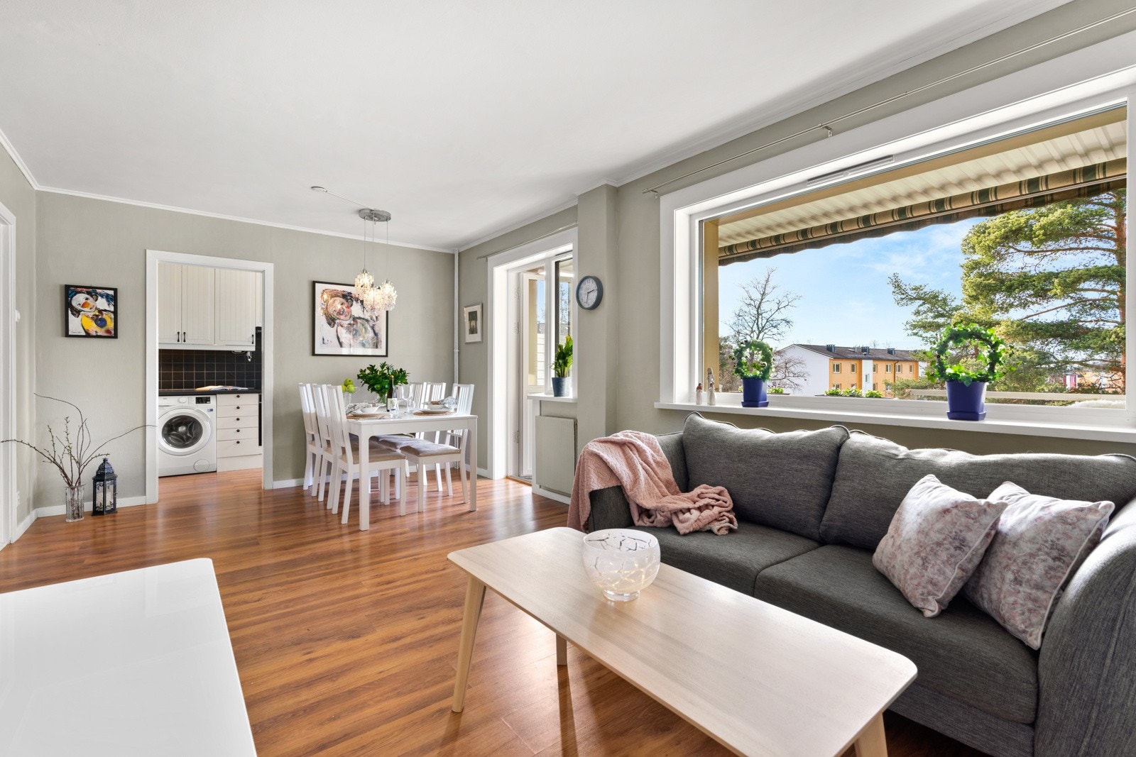 Varmtvann og fyring er inkludert i felleskostnadene og boligen varmes opp via radiatorer Galleribilde