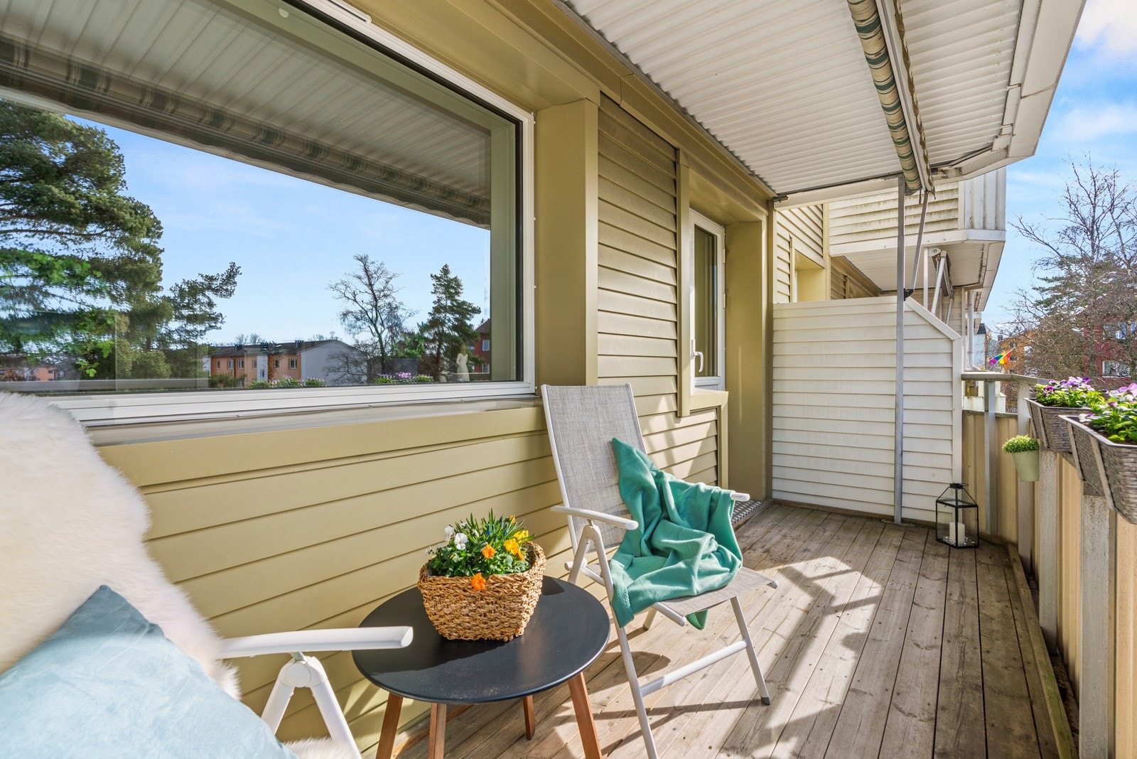 Det er montert markise for solskjerming Galleribilde