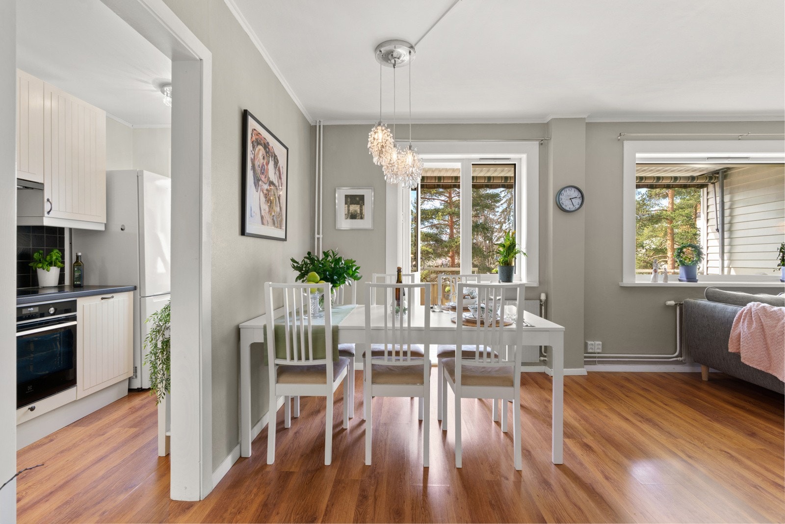 Leiligheten har en romslig stue med store vindusflater som slipper inn rikelig med naturlig lys Galleribilde