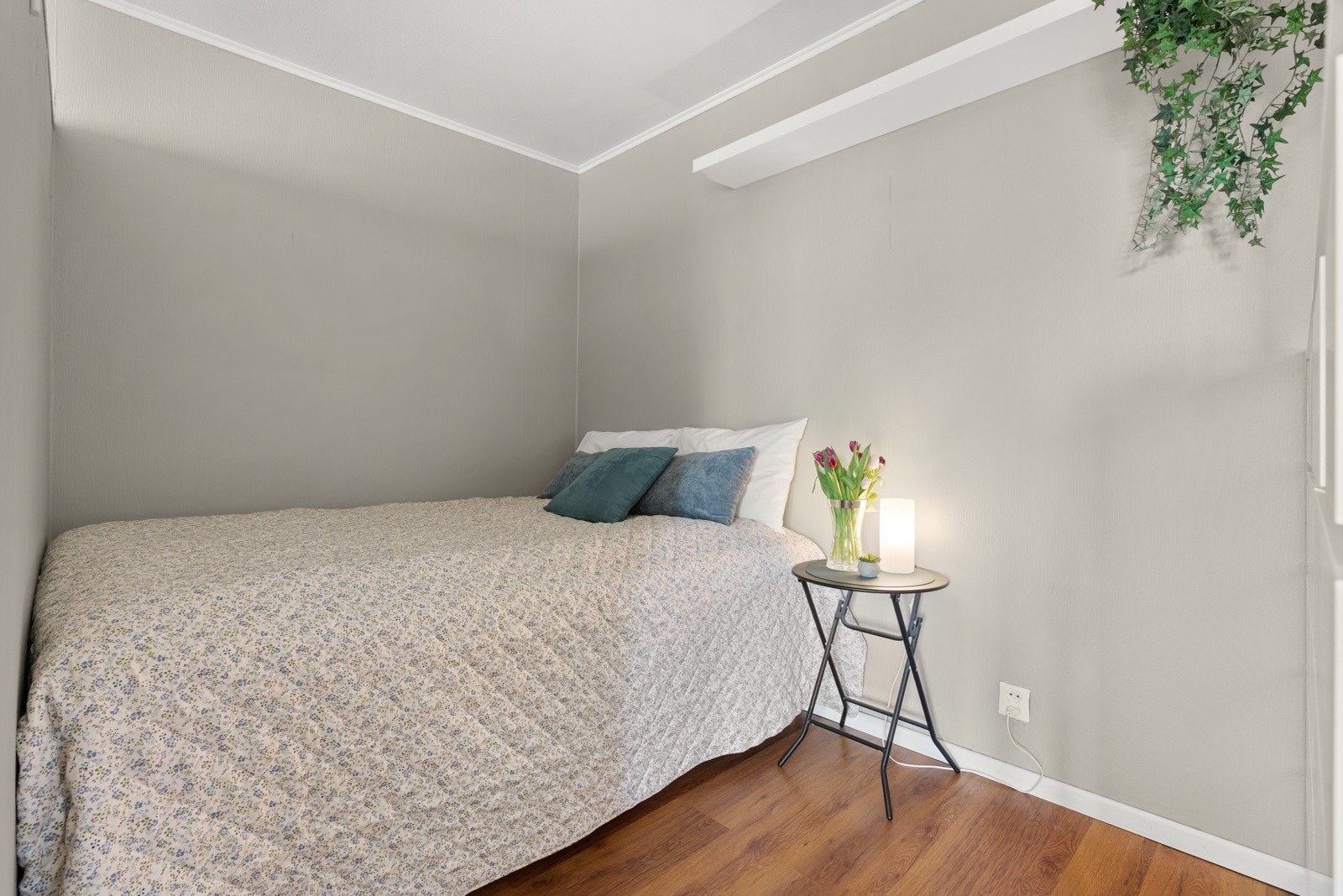 Her er det god plass til seng med tilhørende møblement Galleribilde