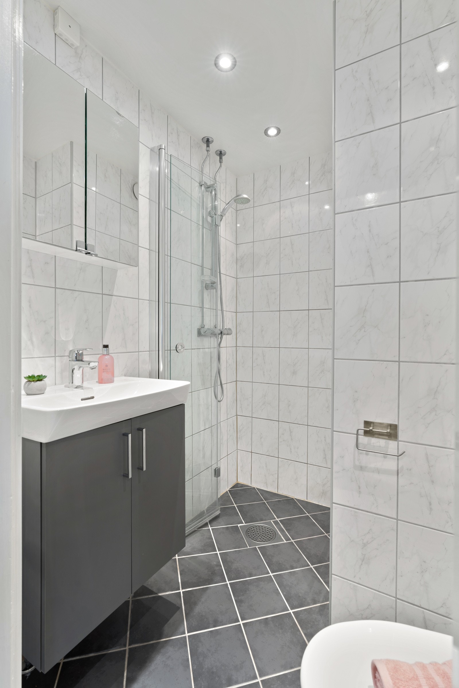 Badet ble oppgradert med nye dusjdører, servantskap og armatur i 2024 Galleribilde