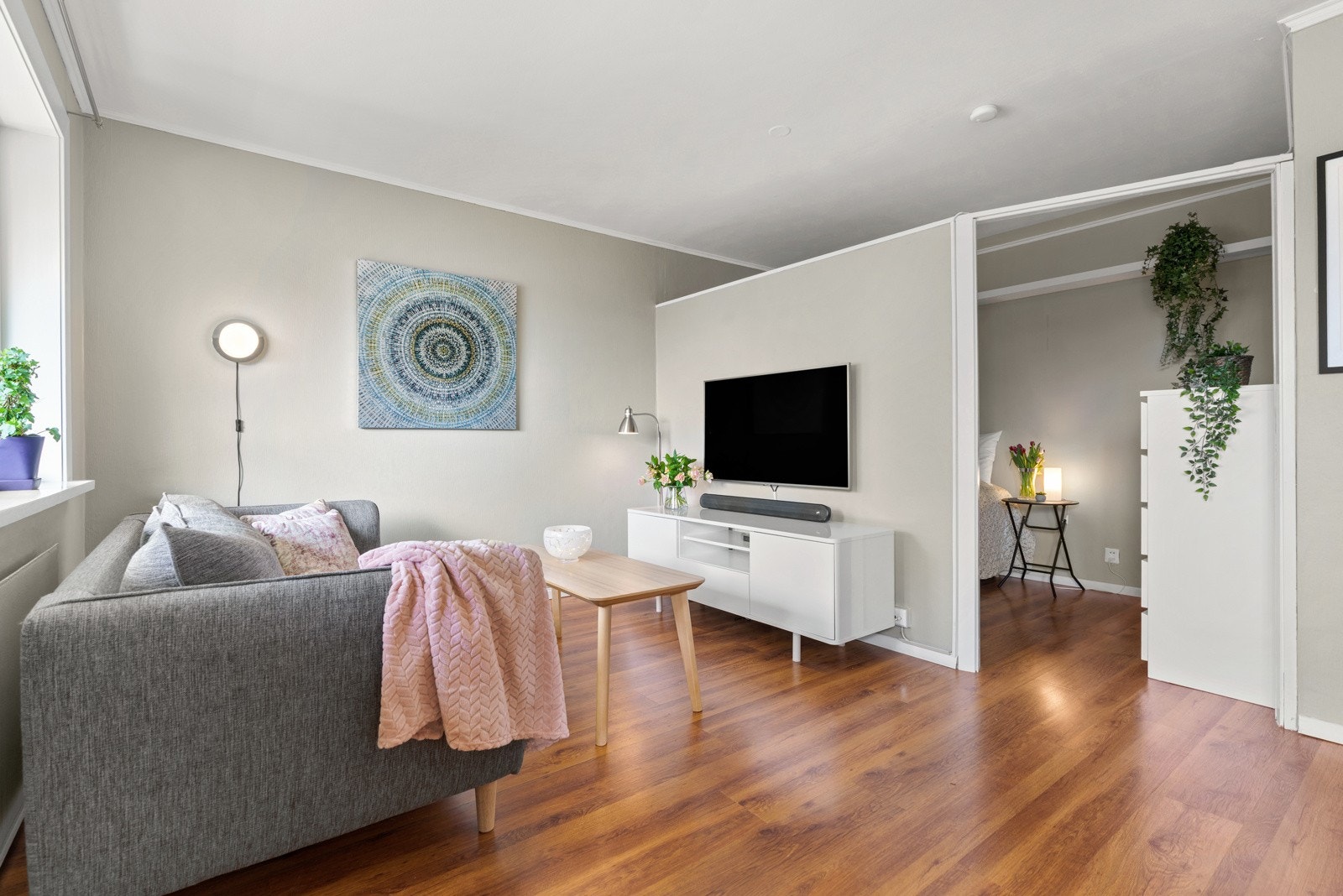 Det er satt opp vegg i stuen slik at man har fått alkove-løsning Galleribilde