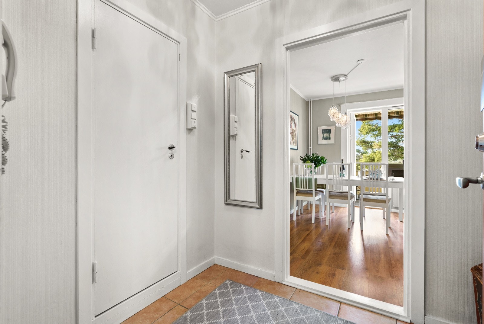 Inne i leiligheten blir du møtt av en lys og innbydende entré Galleribilde