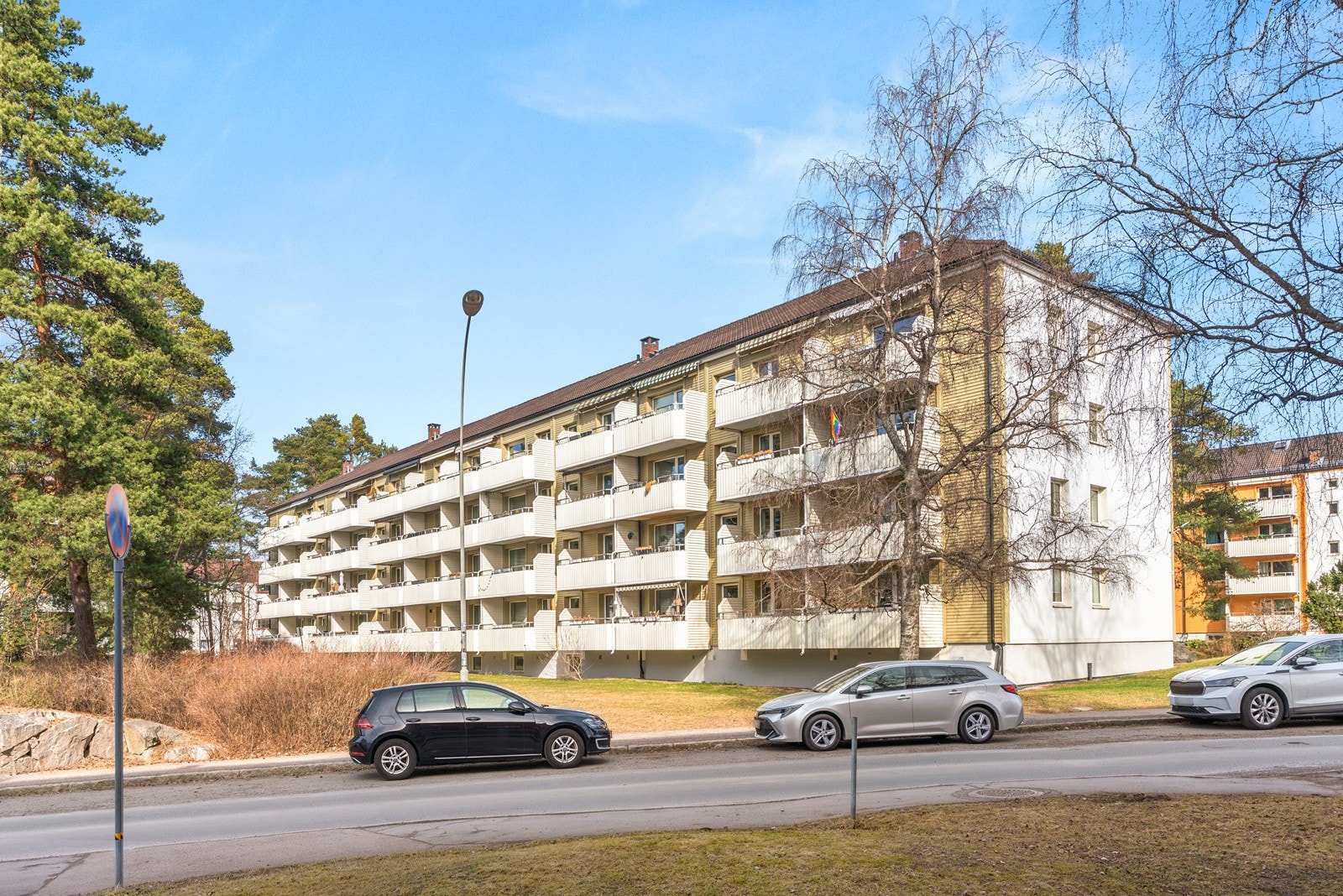 Borettslaget disponerer over 300 parkeringsplasser, som leies ut etter venteliste. I tillegg finnes det rullerende ladeplasser ved Oppsaltoppen 12 og Vetlandsveien 74 Galleribilde