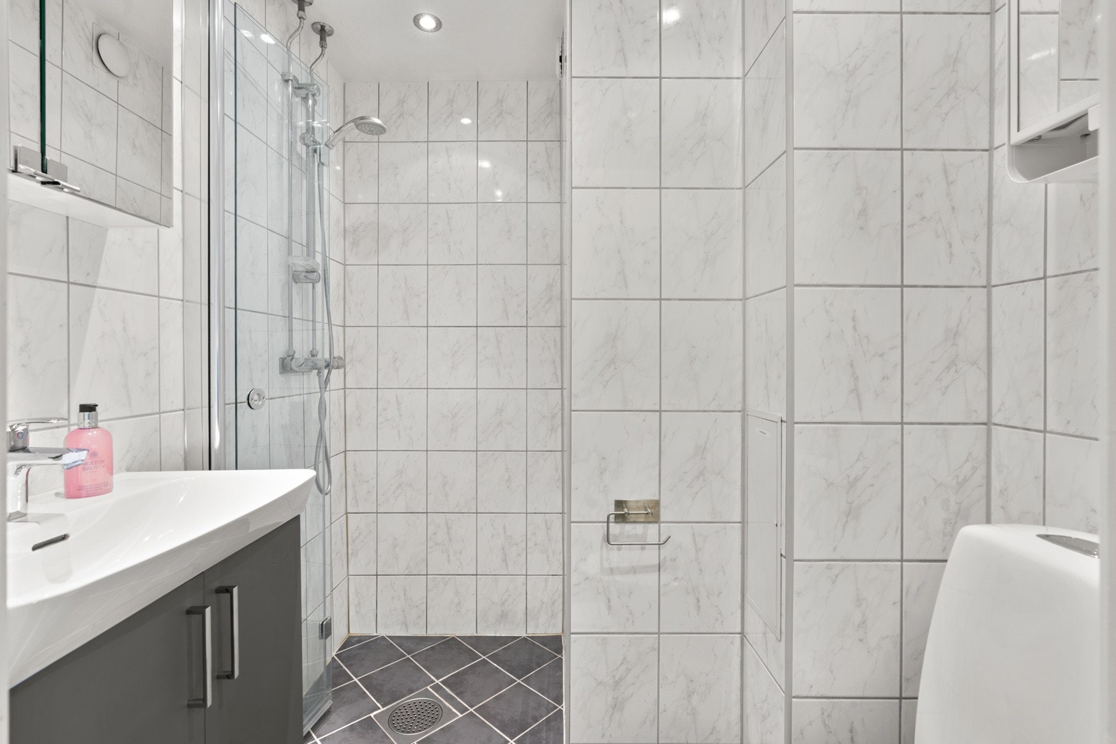 Baderommet ble rehabilitert i regi av borettslaget i 2009 Galleribilde