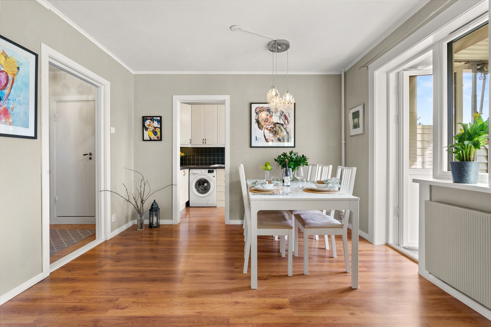 Her er det god plass til både sofagruppe og spisebord, noe som gir fleksible innredningsmuligheter Galleribilde