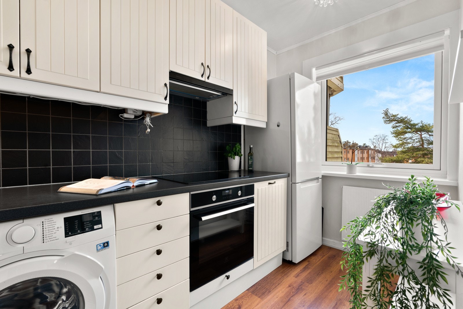 Kjøkkenet har integrert induksjonsplatetopp og stekeovn, samt opplegg for vaskemaskin. I tillegg til opplegg for vaskemaskin i leiligheten er det felles vaskeri i kjelleren Galleribilde