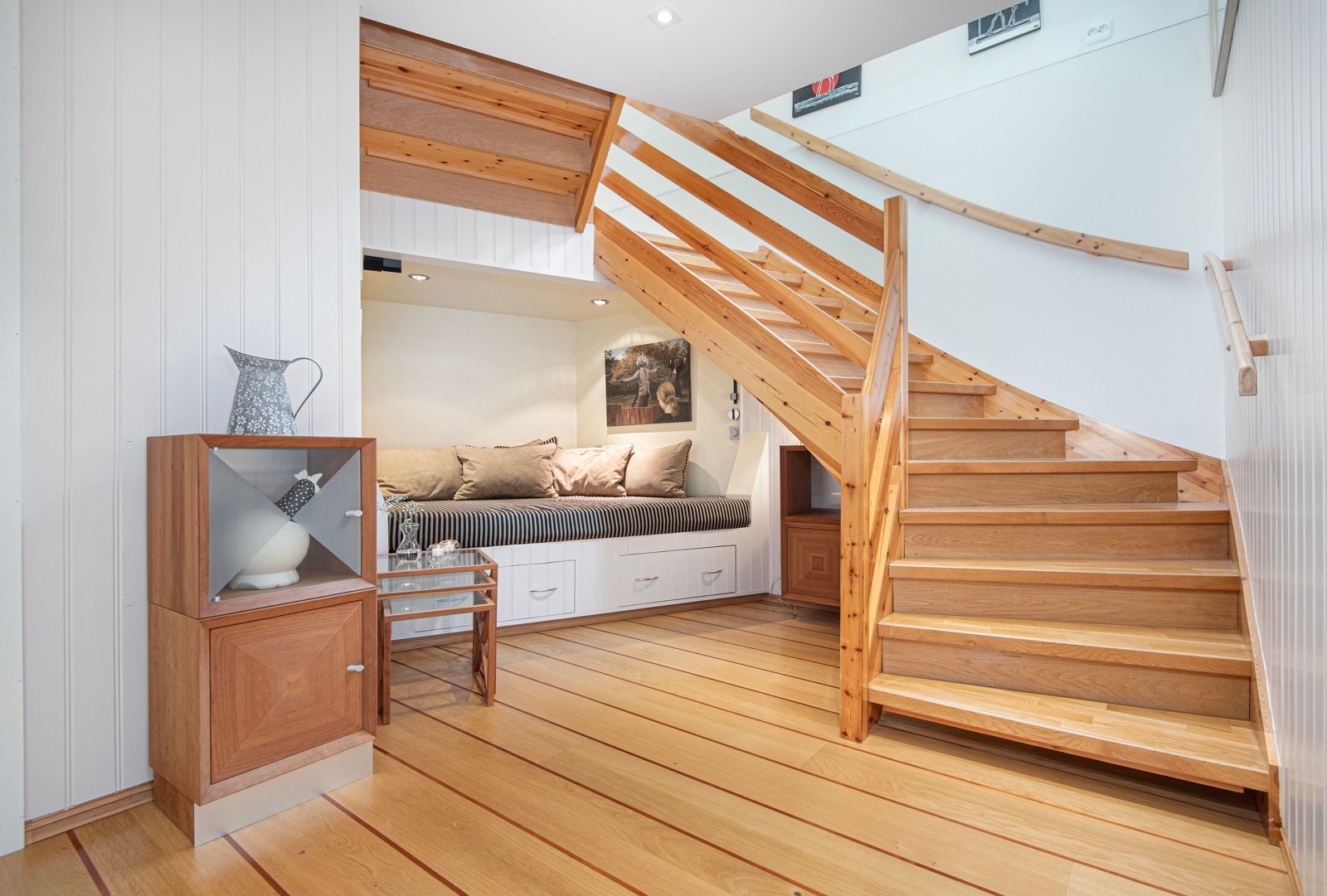 En trapp ned er det gang og en flott alkove bygd under trappen. Det er også dør til teknisk rom her. Galleribilde