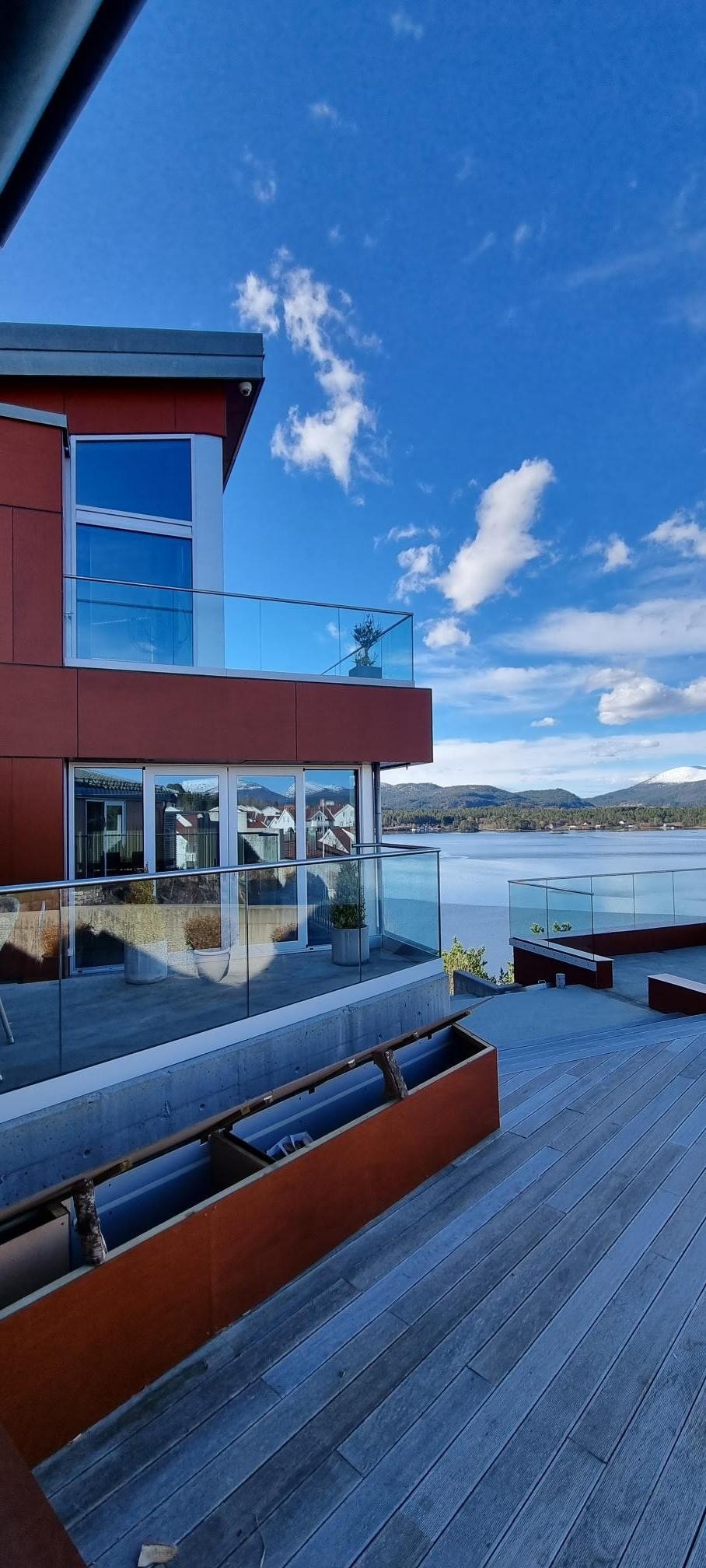 Ved en terrasse er det plassbygde sittebenker med praktisk lagringsrom under. Galleribilde