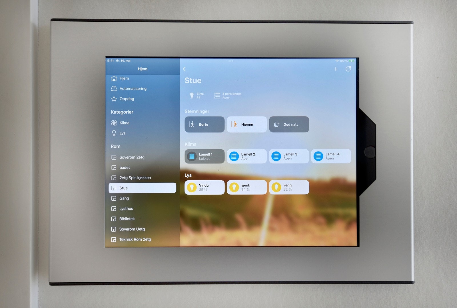 Boligen har smartpanel til styring av belysning og solskjerming bl.a. Galleribilde