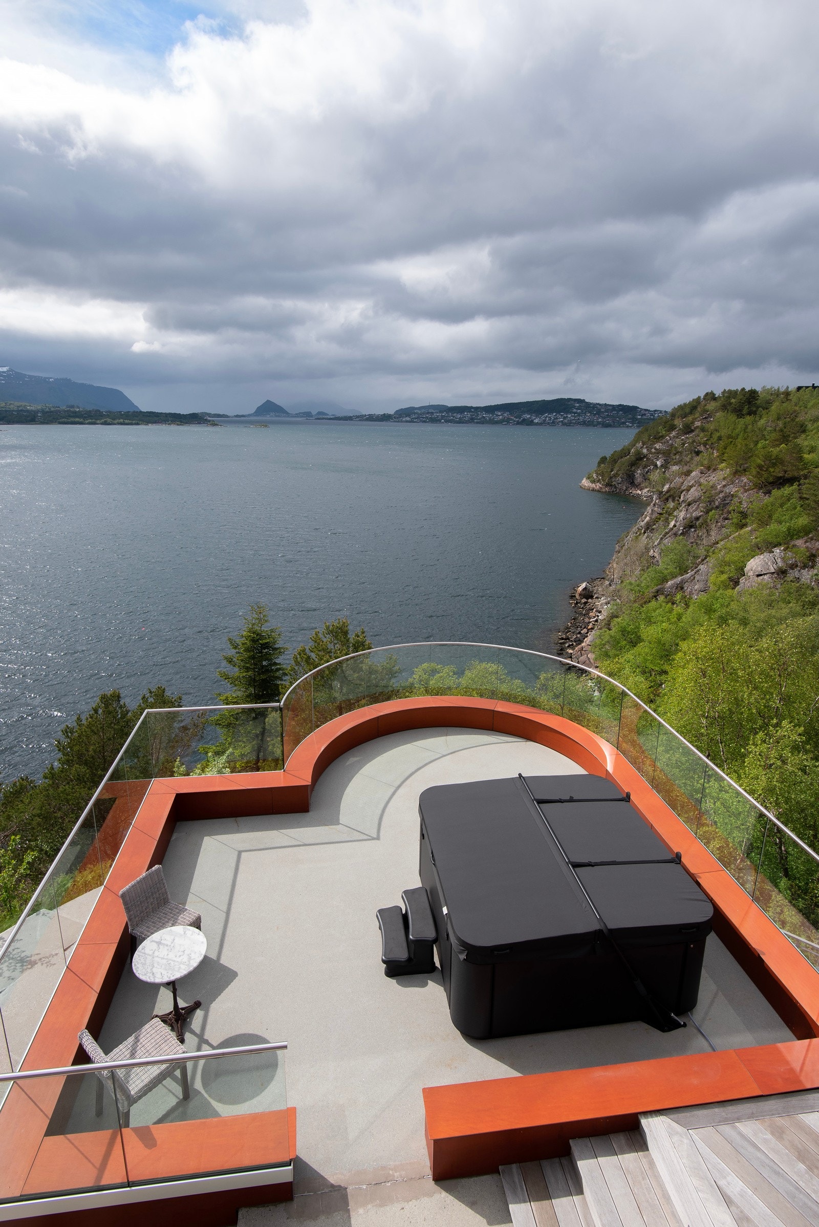 Soltaket på annekset med jacuzzi og glassrekkverk. Galleribilde