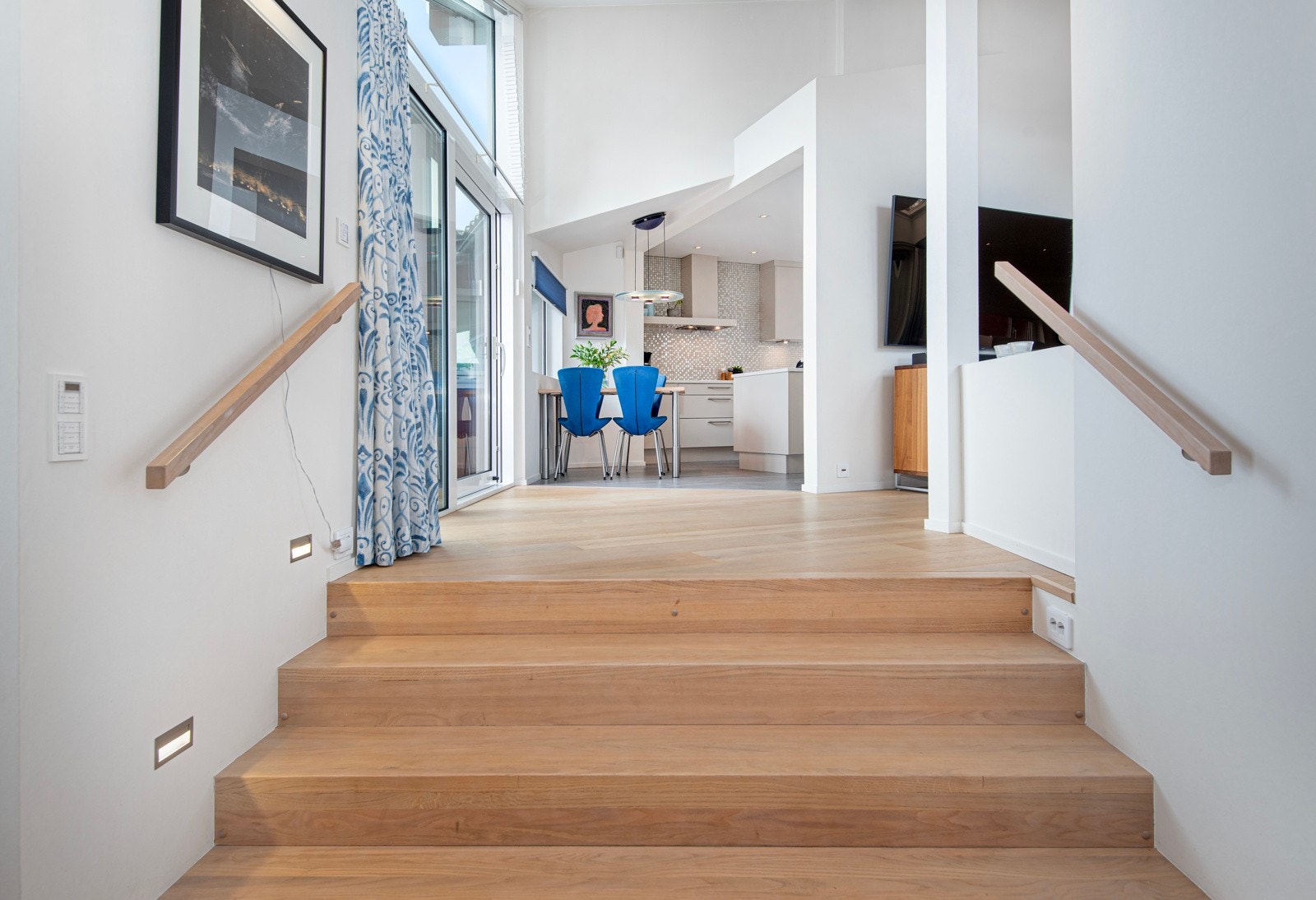 Naturlig harmoni med lys eik og hvitt som hovedfarger i huset. Galleribilde