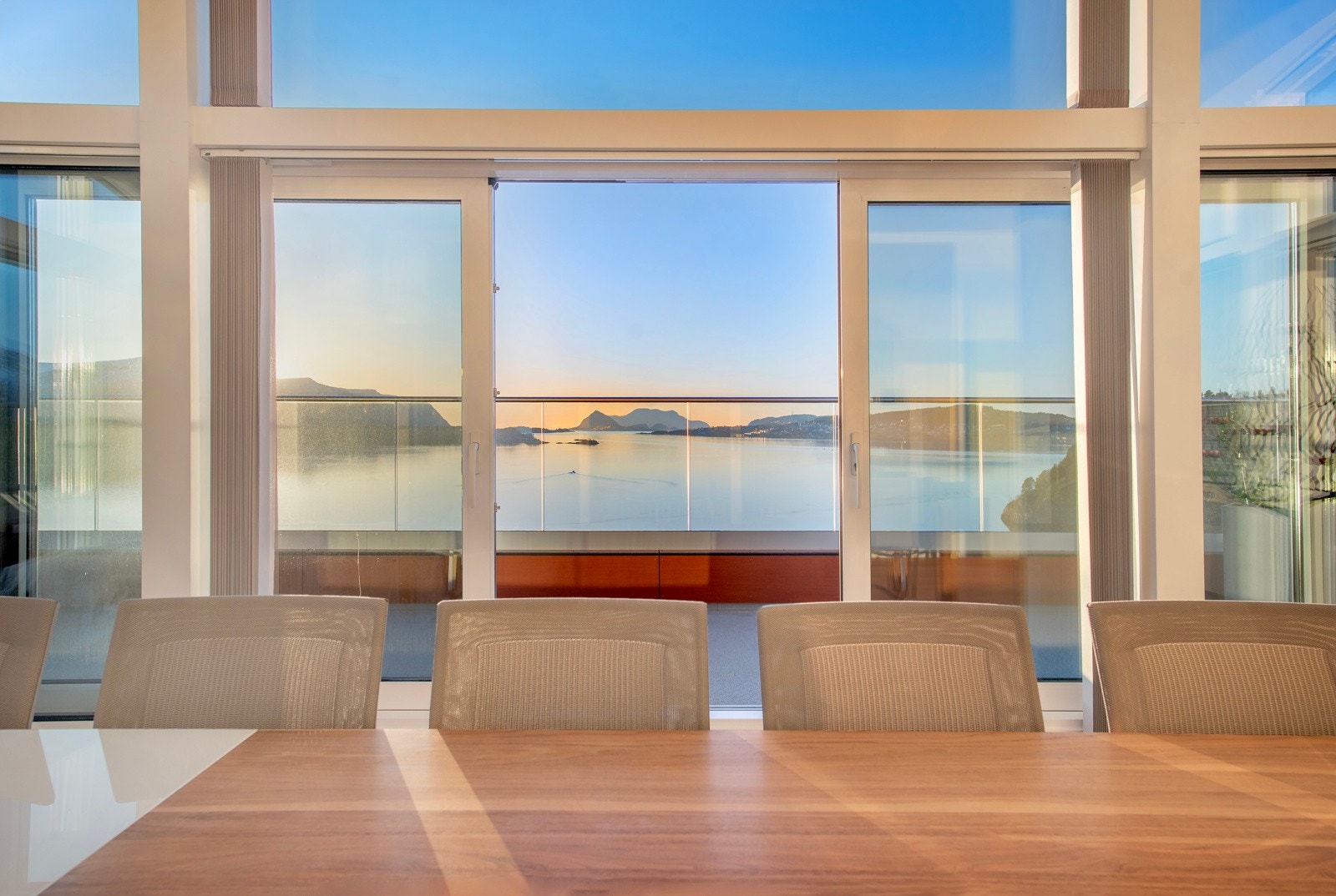 Store skyvedører kan åpnes mot verandaen. Galleribilde