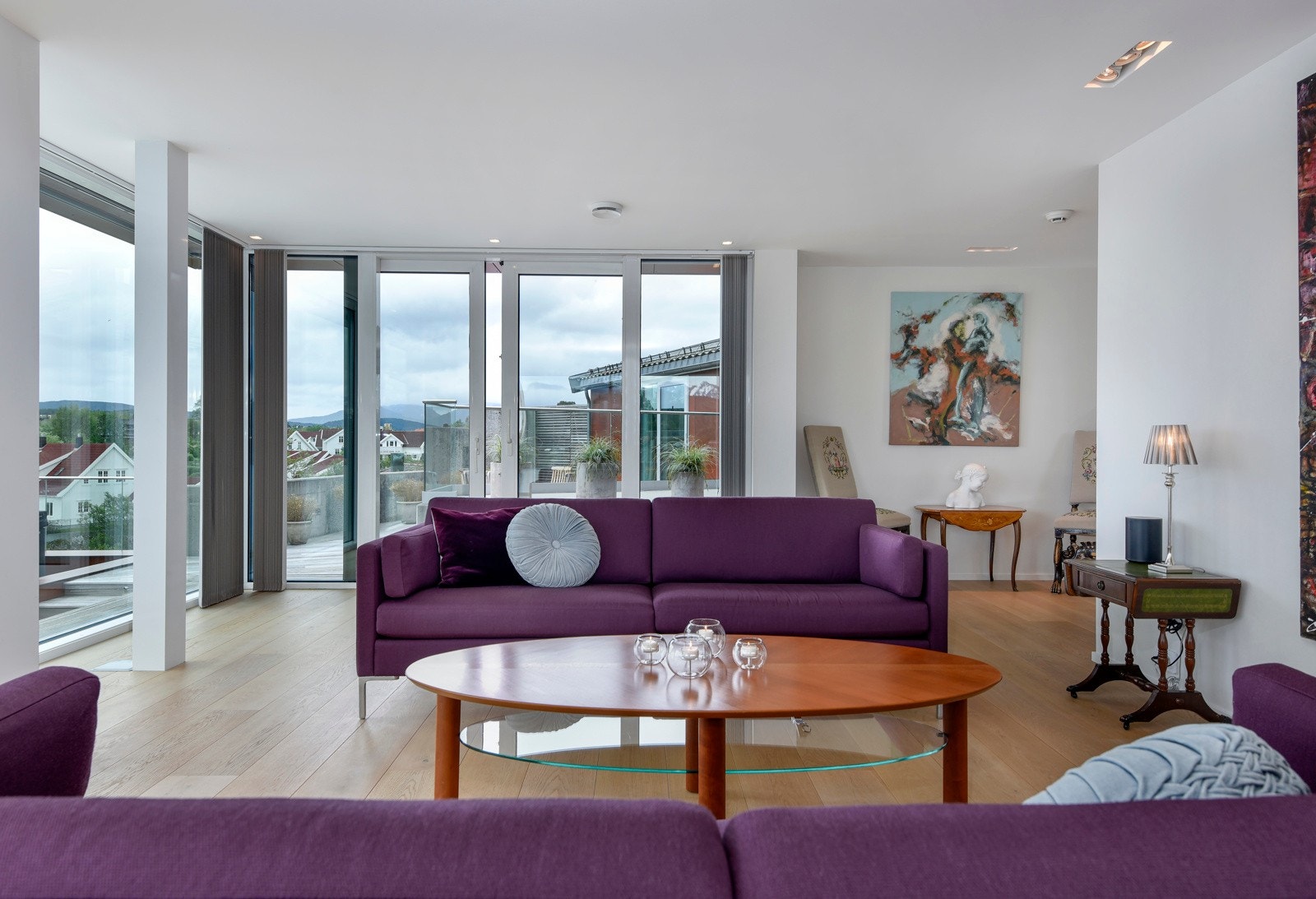 Balansert harmoni - en stue med nøye utvalgte møbler som skaper en balanse mellom form, farge og funksjon. Galleribilde