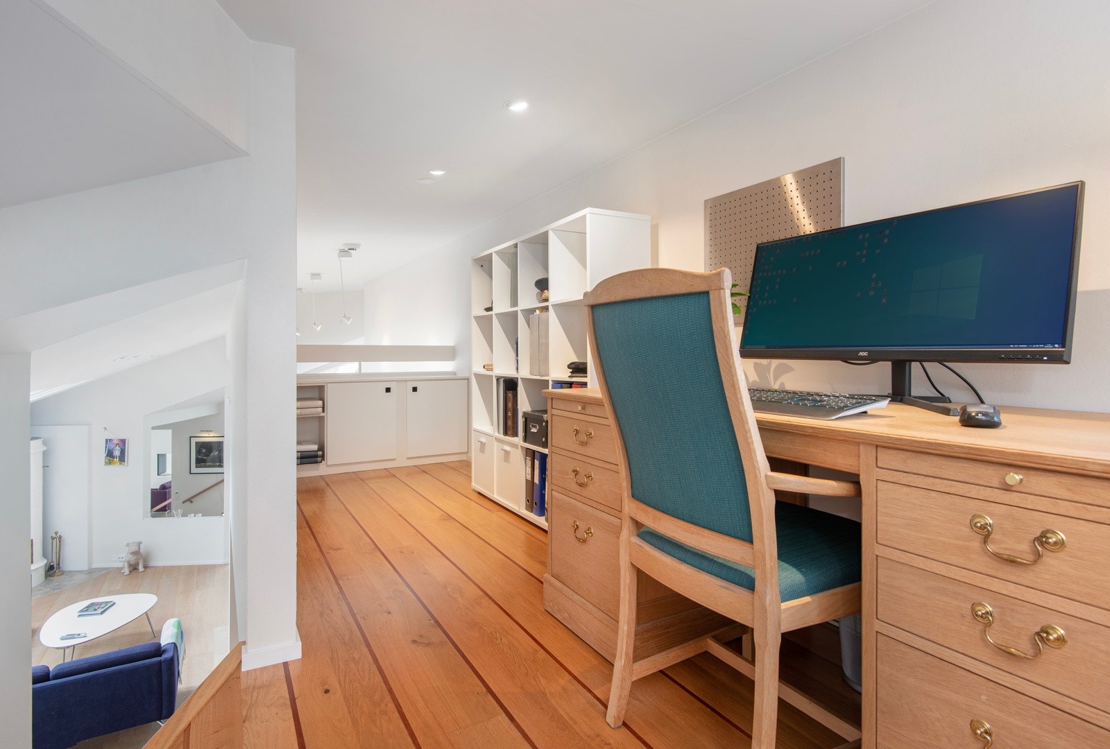 Boligen har en hems, denne er benyttet til kontor i dag. Galleribilde