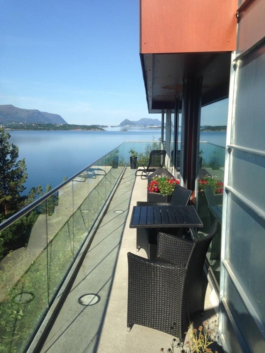 Terrassen utenfor leilighet på grunnplan, denne benyttes av leietager. Galleribilde