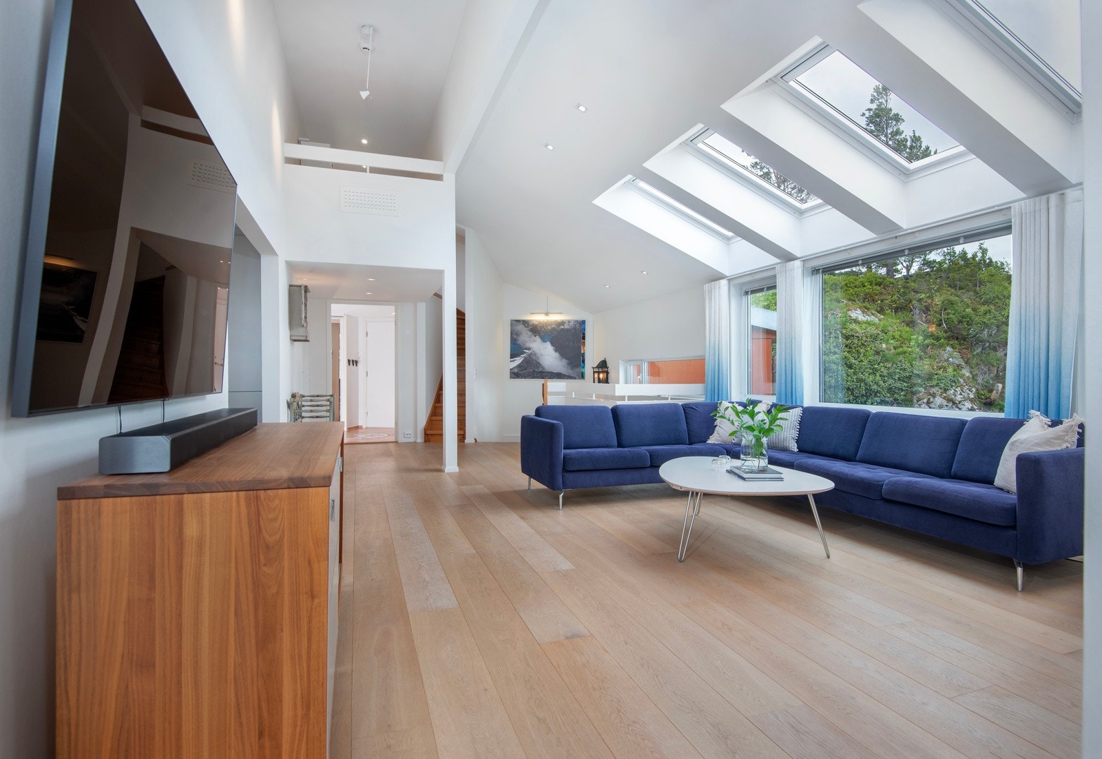 Velux-vinduene har elektrisk åpning og elektrisk sol/blendingsgardin. Det er trappefritt fra inngangsparti til denne etasjen, et bruksvennlig hus. Galleribilde