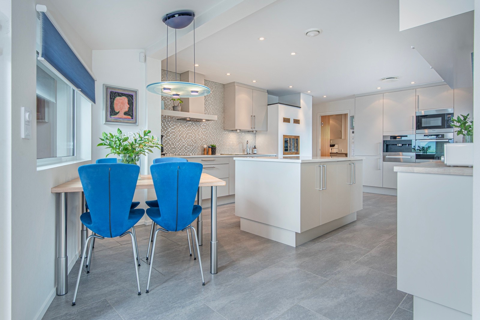 Kjøkkenet er svært romslig, og et hyggelig sted å samles mens maten lages. Galleribilde