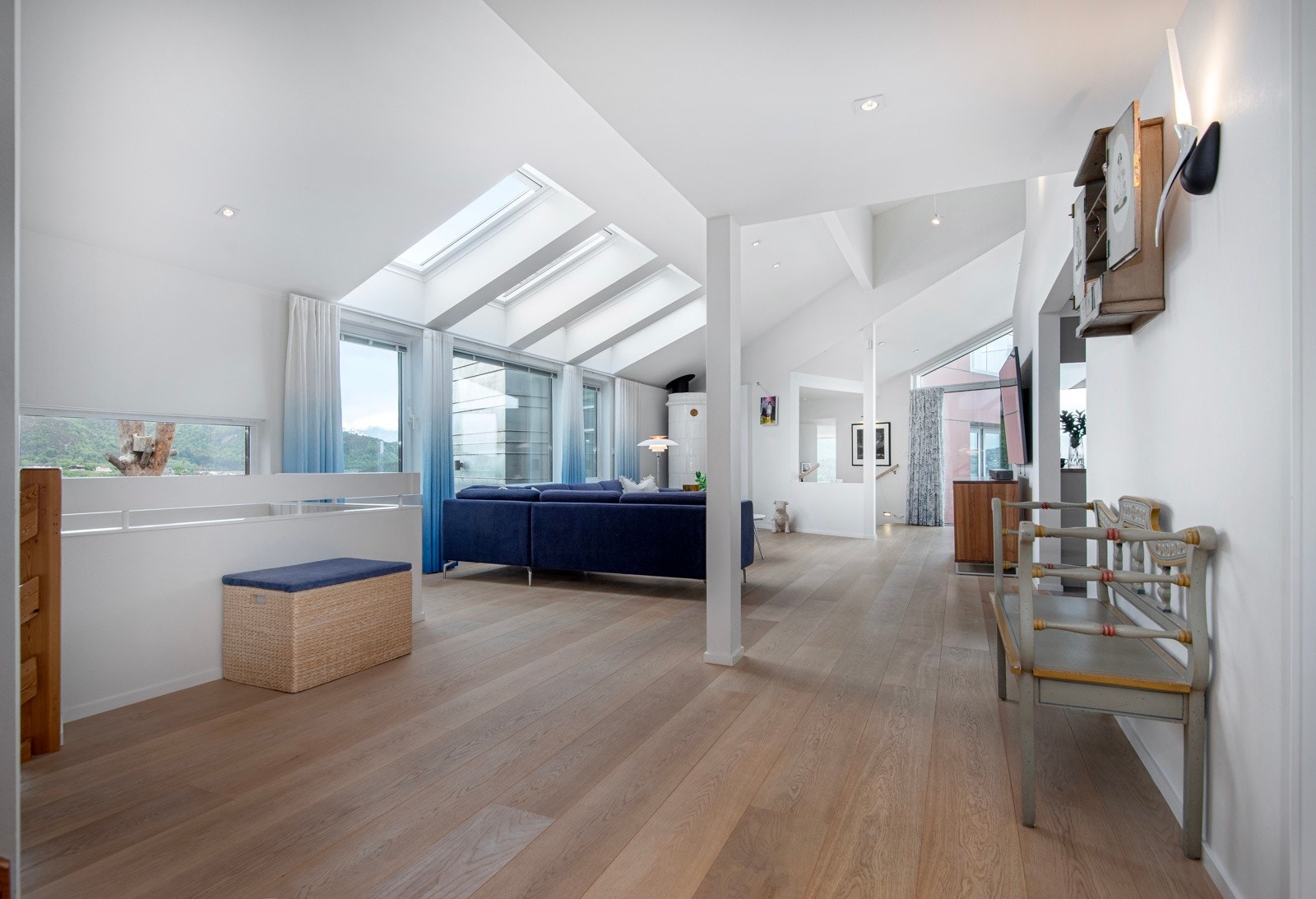 Gulvene har lekker 1-stavsparkett, og malte, tapetserte flater på veggene. Spottbelysning i himlinger. Legg merke til takvinduene om gir nydelig lyseffekt. Galleribilde