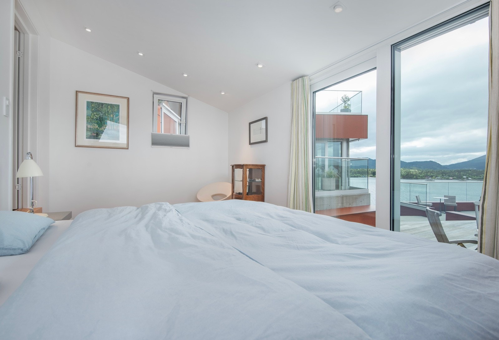 Rommet har doble skyvedører i glass med utgang til veranda. Her kan man nyte godt av utsikten både morgen og kveld. Galleribilde