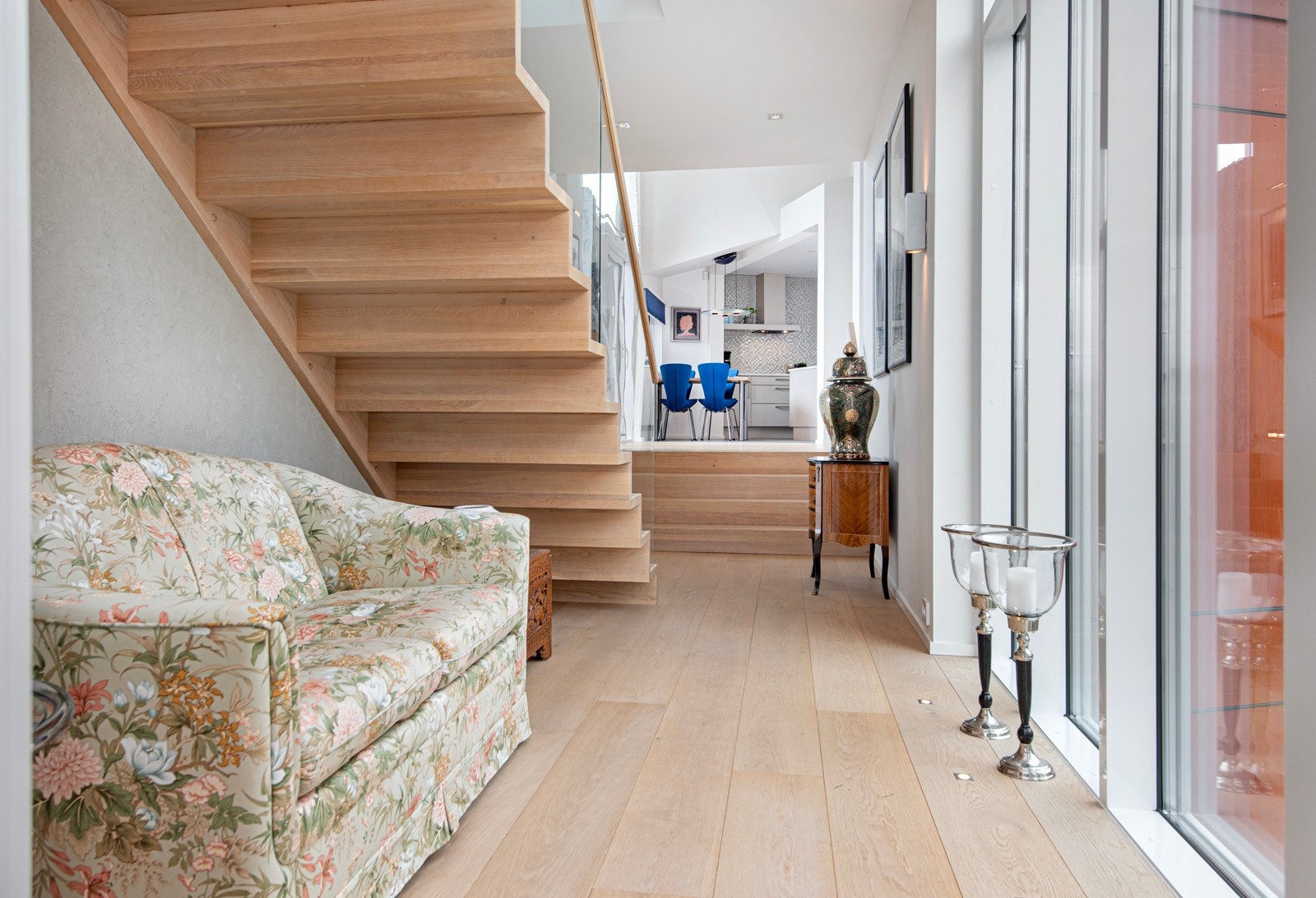 I gangen er det store vinduer mot øst, her flommer morgenlyset inn. Galleribilde