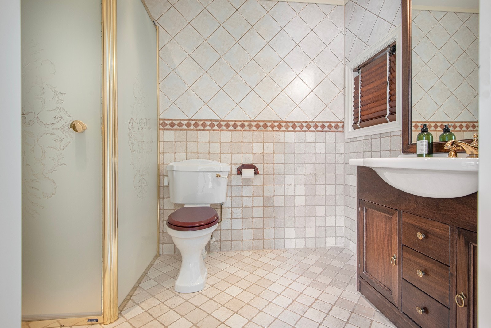 Bad nr 2 i hoveddelen fungerer som gjestebad, rommet er helfliset med vannbåren varme i gulvet. Rommet har dusjhjørne med glassdører, toalett. Galleribilde