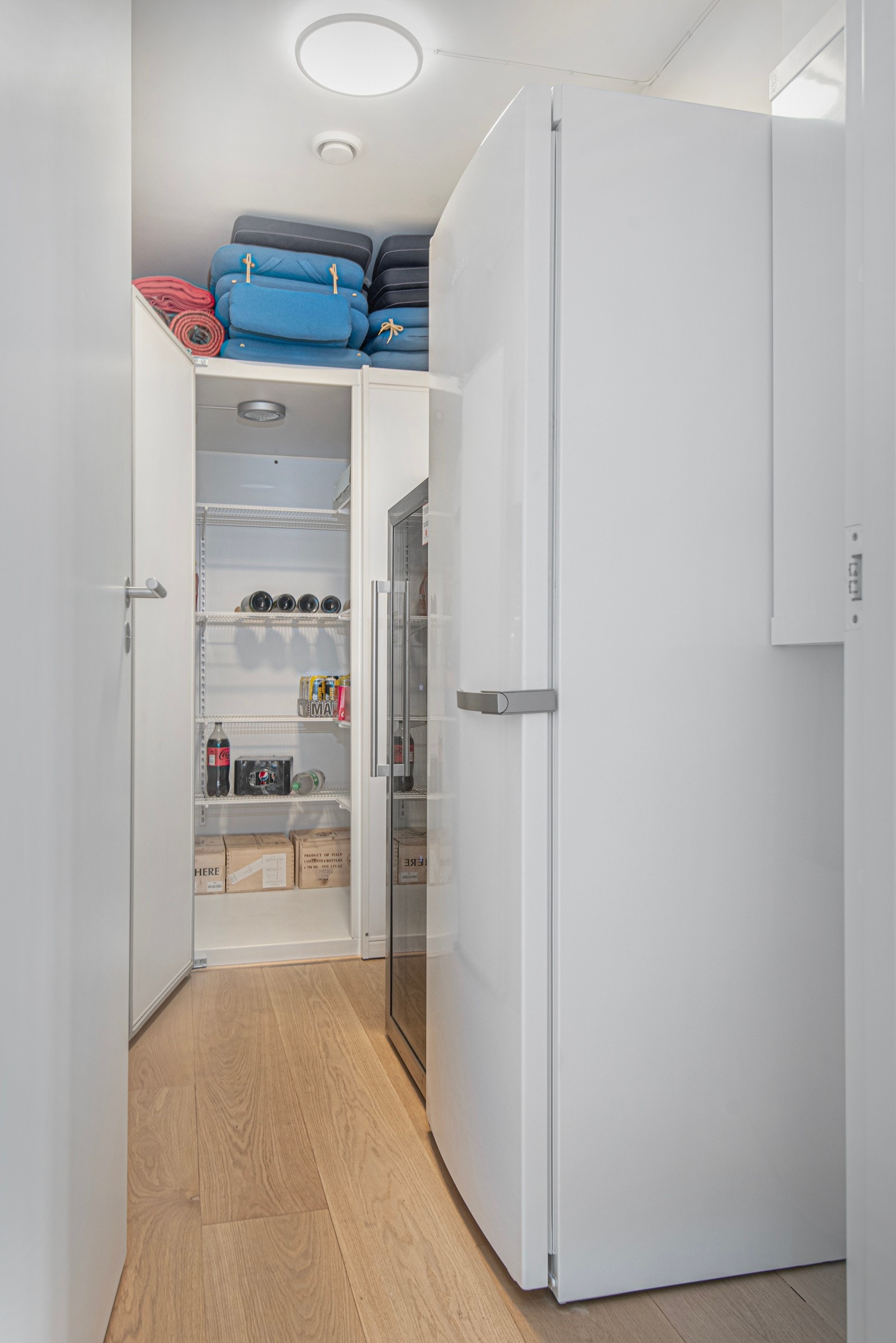 En praktisk bod med noe teknisk utstyr og et kjølerom. Galleribilde