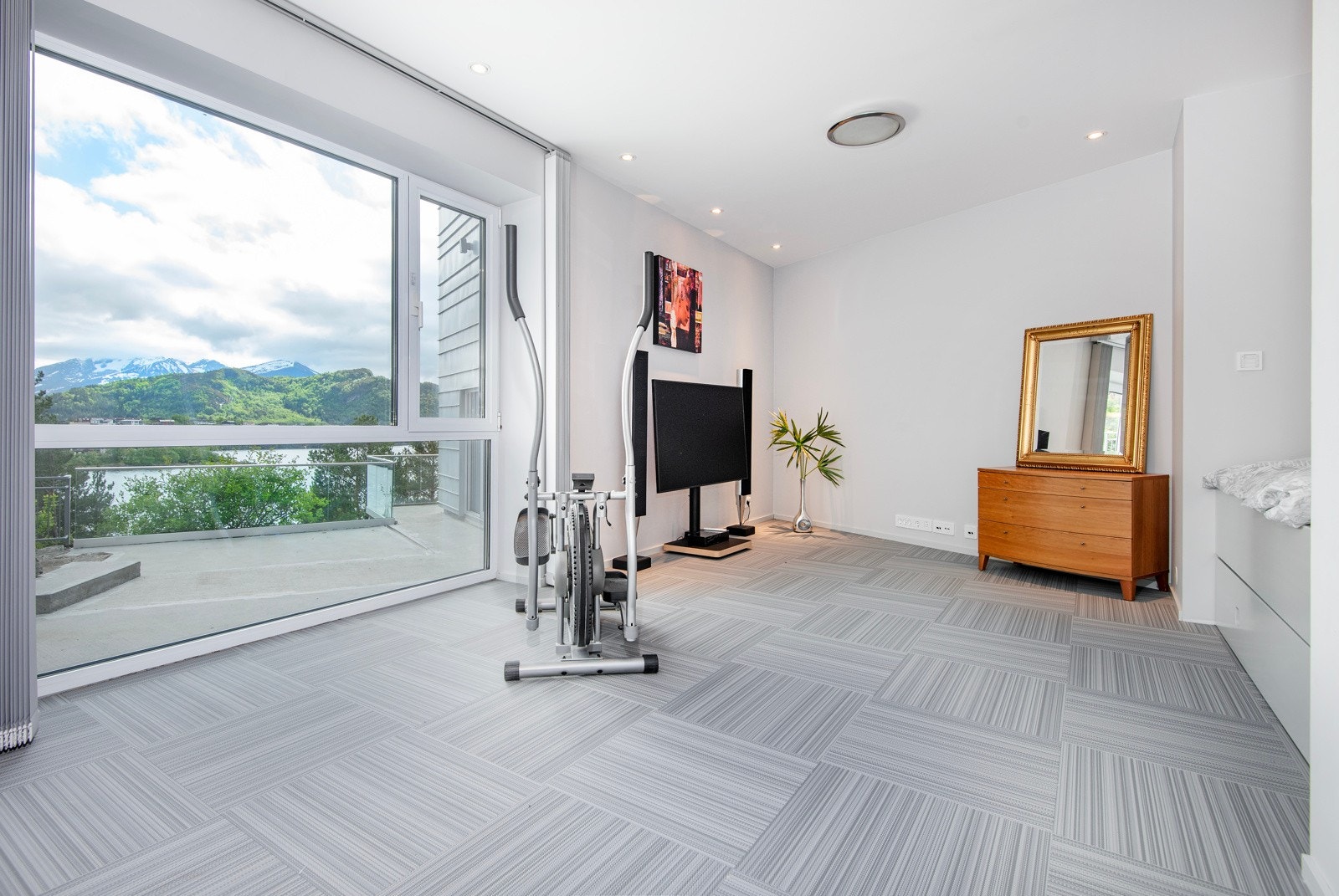 Stort soverom, disponibelt rom. I dag benyttet som treningsrom, gjesterom. Galleribilde