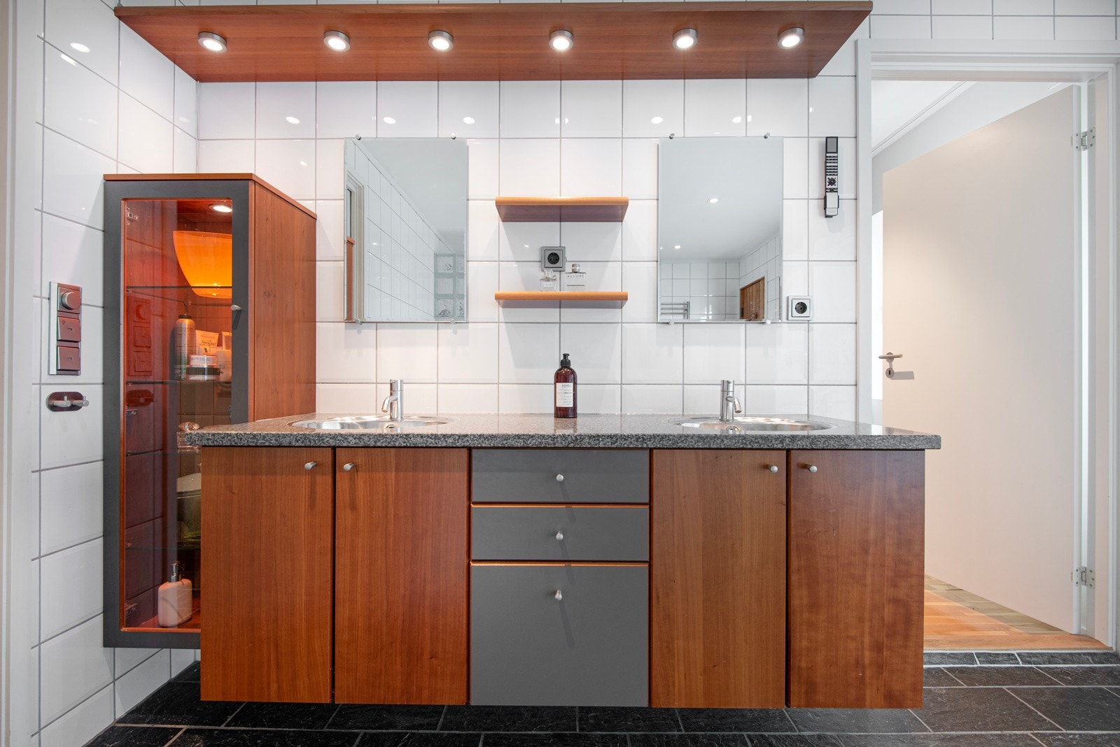 Baderomsinnredning med dobbel servant og god plass. Galleribilde