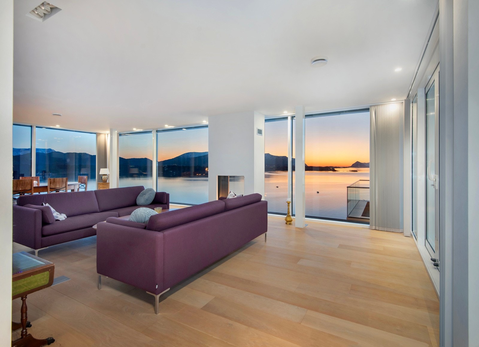 En stue med romslige møbler som legger til rette for hyggelige stunder. Det er elektriske lameller på alle vinduer. Galleribilde