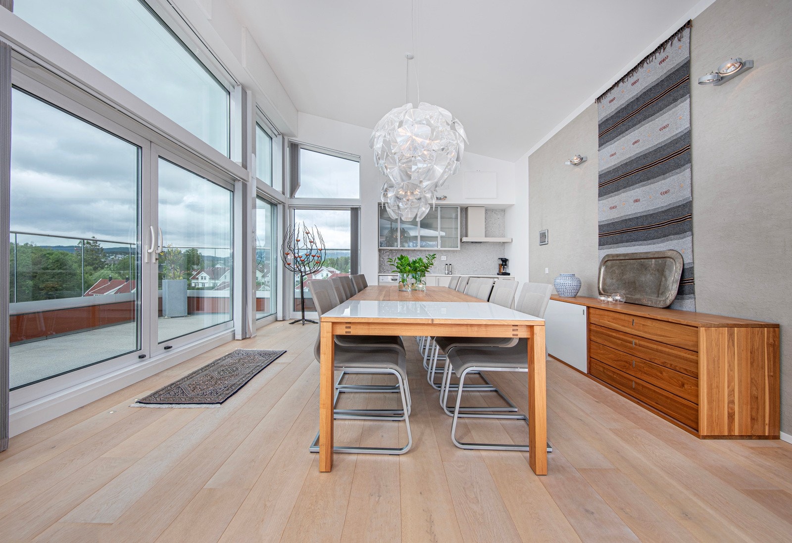 Dette er en stor og luftig stue/spisestue med mye godt lys - Galleribilde