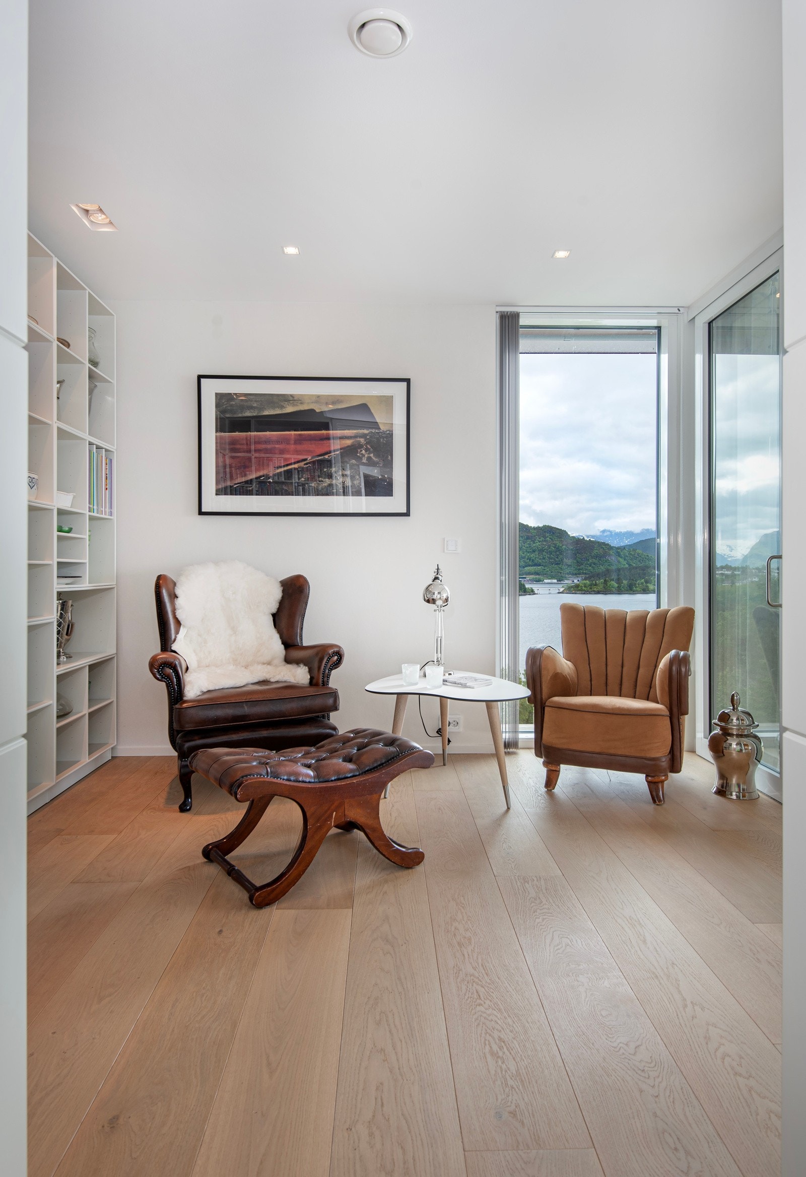 Biblioteket - et rom som skaper en atmosfære av ro og inspirasjon. Galleribilde