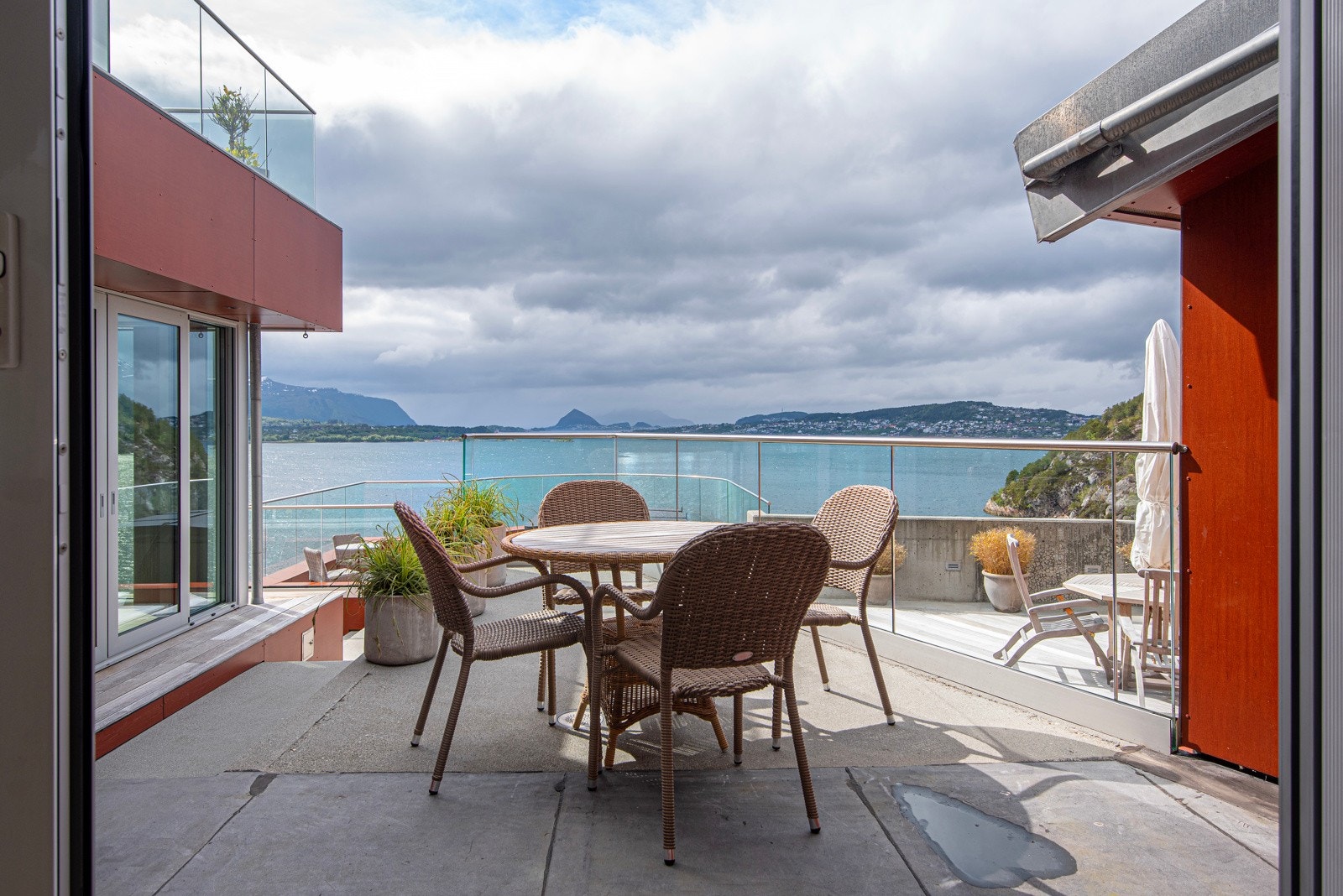 Et av mange hyggelige utemiljø på eiendommen. Galleribilde