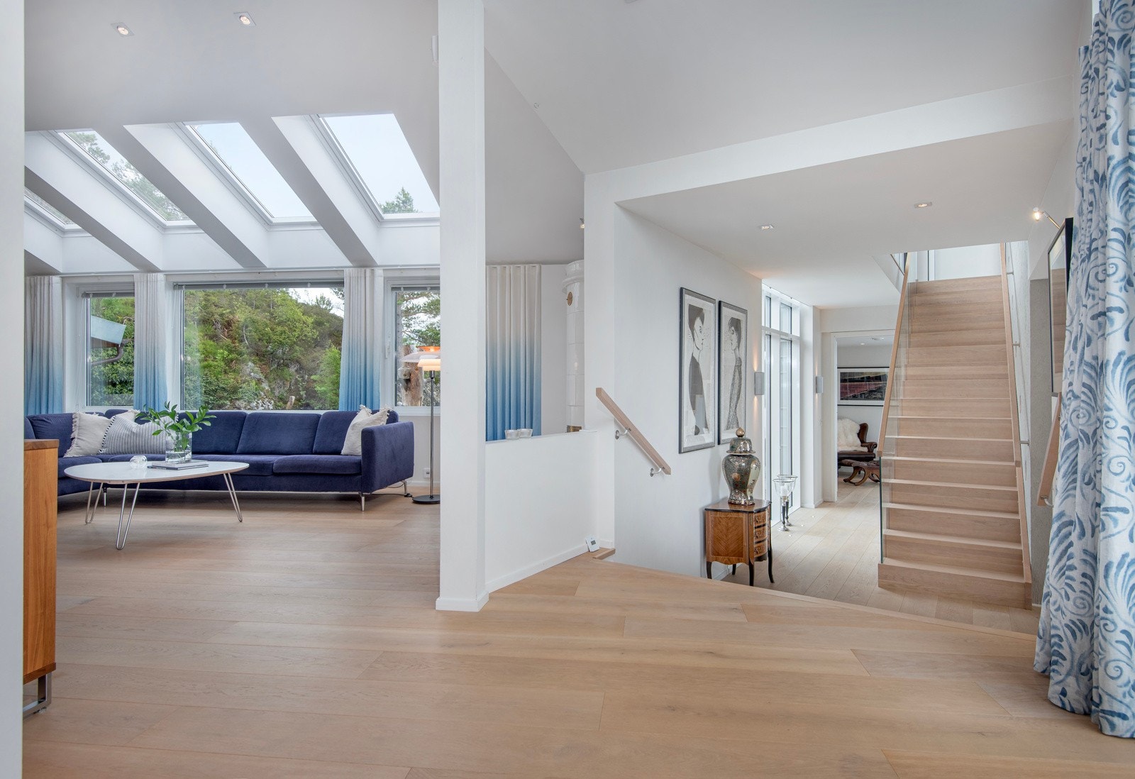 Hoveddelen i huset er innholdsrik med 3 stuer, bibliotek, flere soverom, 2 kjøkken og 3 bad for å nevne noe. Galleribilde