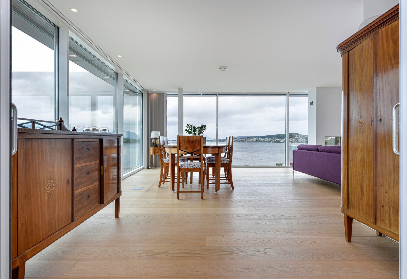 Stuen har en vinklet form som gjør det enkelt å møblere i soner. Galleribilde