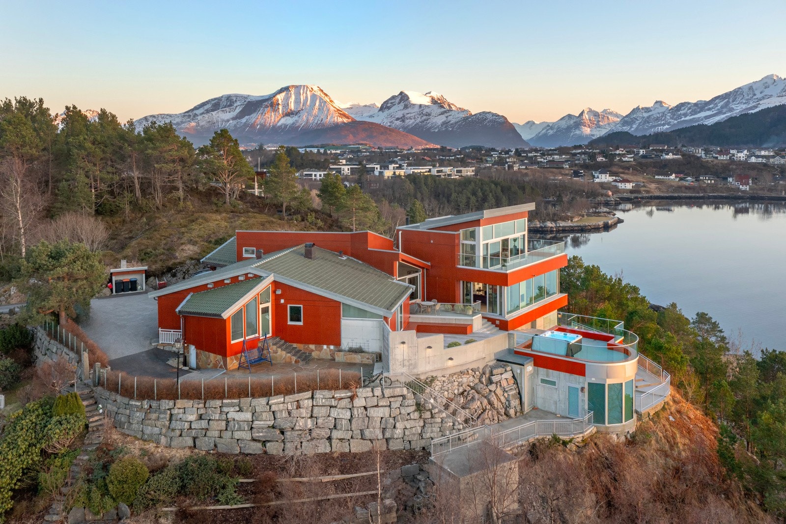 EIendommen ligger høyt og fritt med utsikt til vakre Sunnmørsalper. Galleribilde