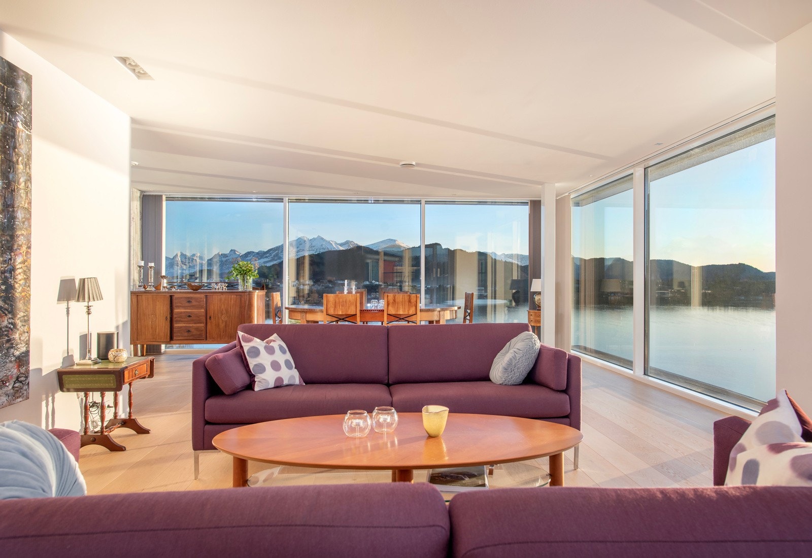 Største stuen i hoveddel er et lyst og hyggelig oppholdsrom med peis. Her er det plass til mange om ønskelig, men lunt og koselig for familien. Galleribilde