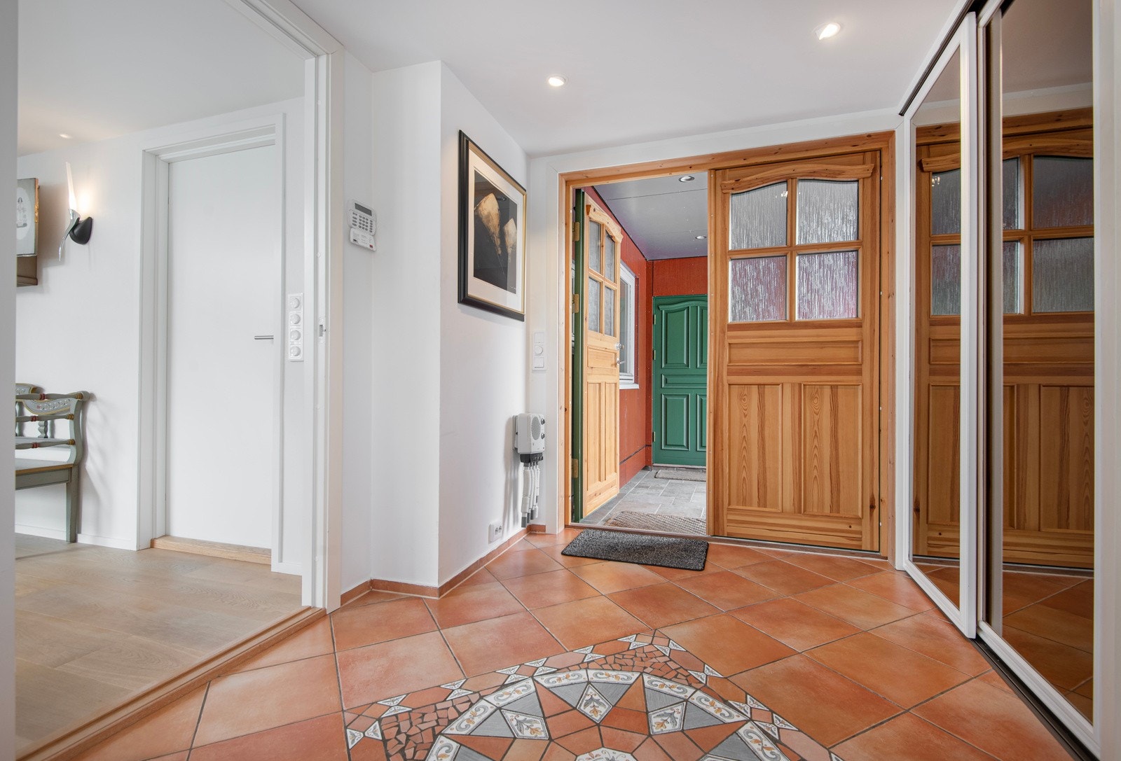 Velkommen inn til pen entré med fliser på gulvet. Skyvedørsgarderobe med speildører, her er det god plass til oppbevaring av yttertøy og sko. Galleribilde