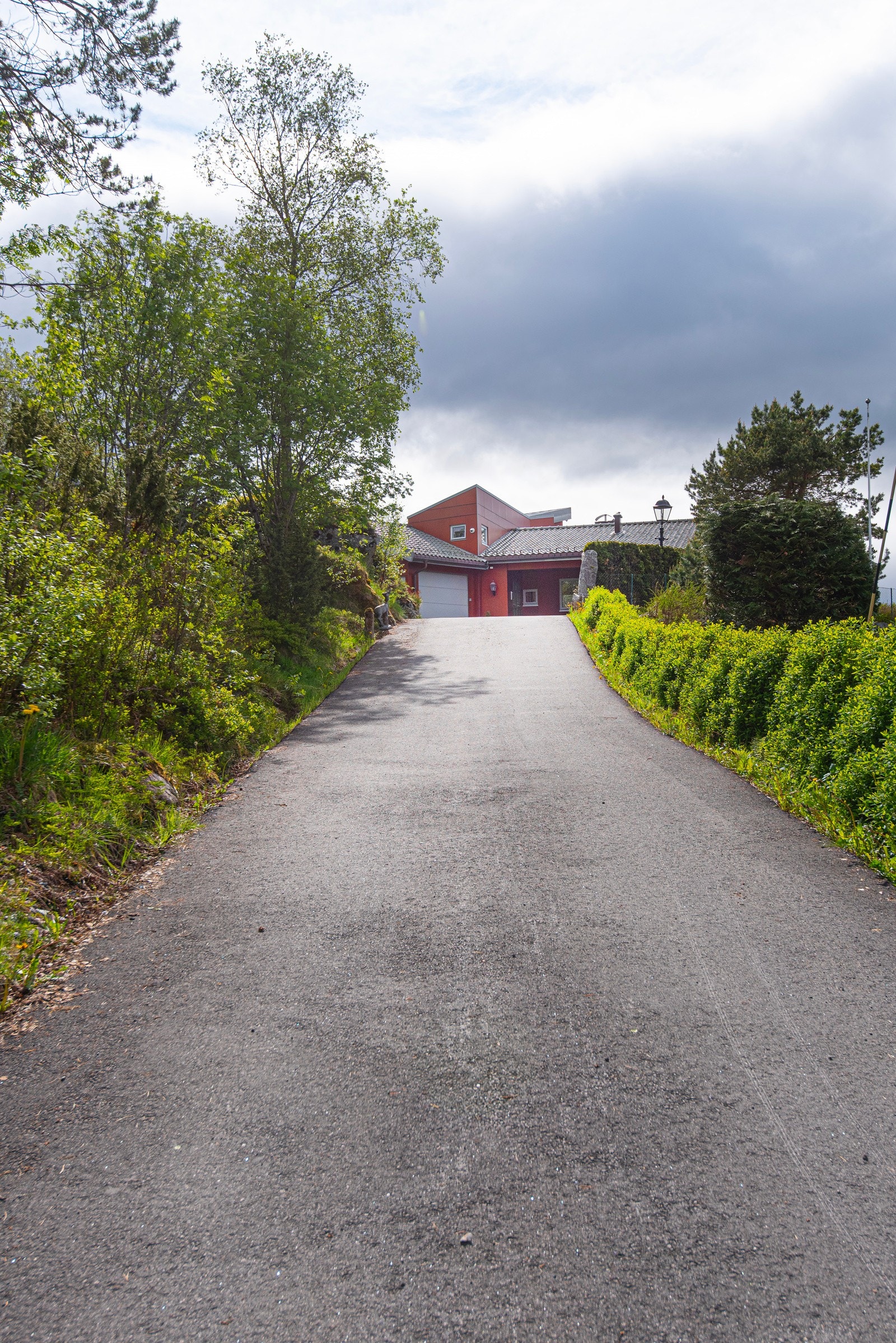 Asfaltert tilkomstvei til denne usjenerte perlen av en eiendom. Galleribilde