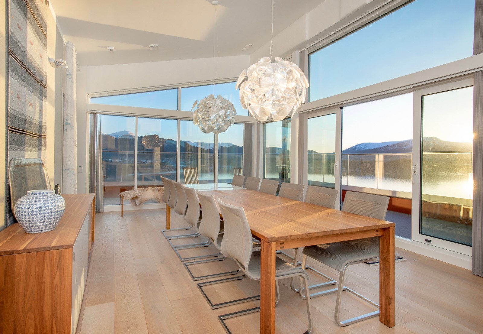 Trappen tar oss opp til denne fantastiske stuen med rikelig plass til store selskaper i et rom som visker ut skille mellom inne og ute. Galleribilde