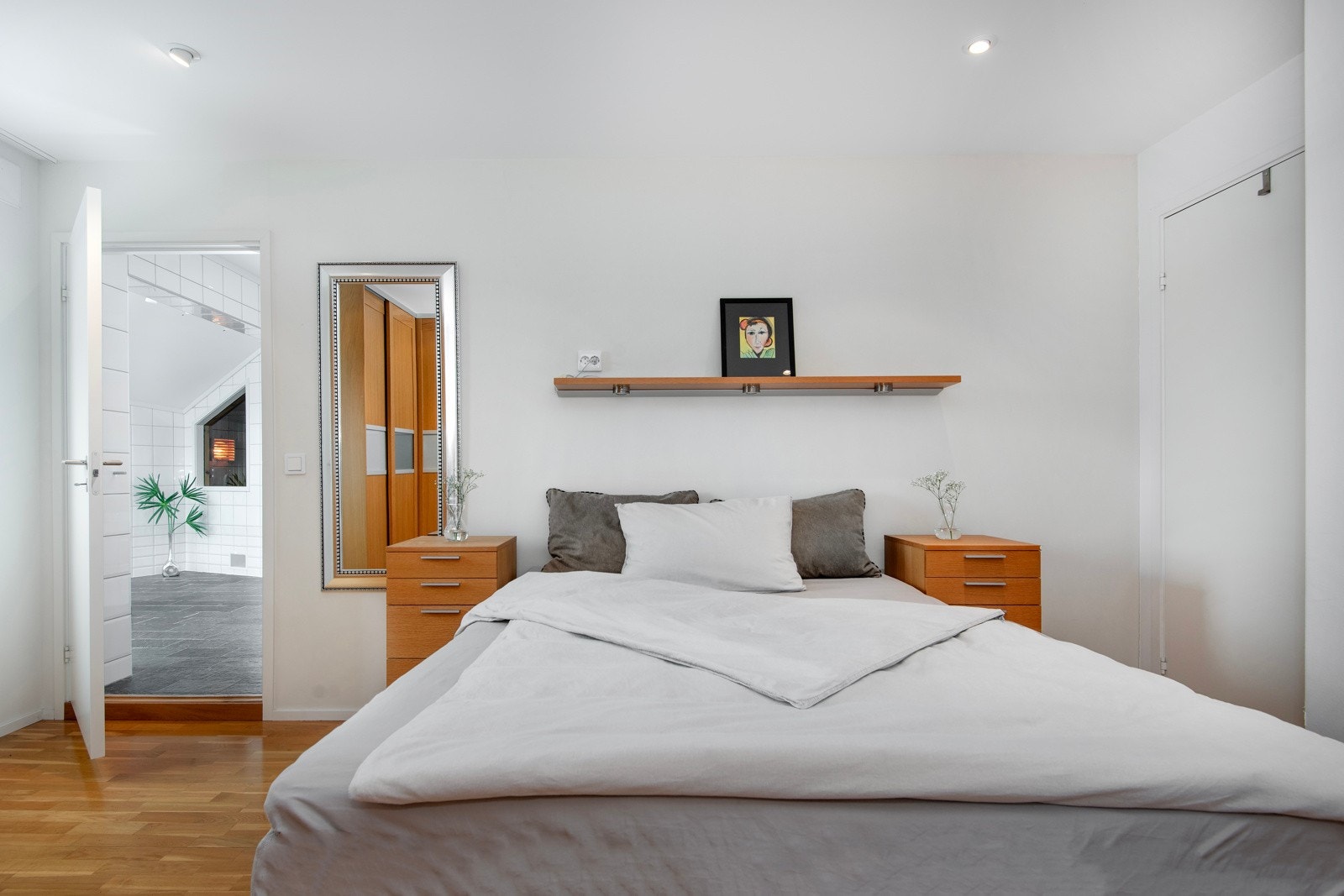 Soverom nr 2 i hoveddelen med de samme fine overflatene som de øvrige rom. Her er det plass til dobbeltseng og tilhørende nattbord samt god garderobeplass. Inngang til bad fra rommet. Galleribilde