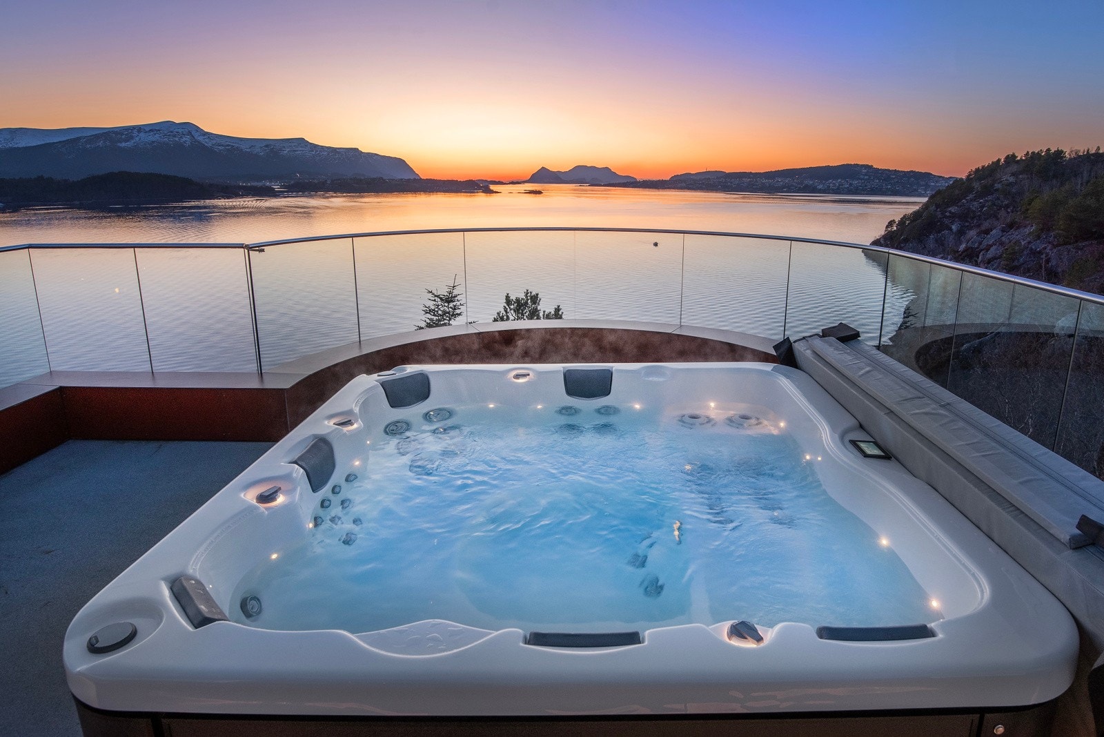 Unik eiendom på en av byens aller beste tomter. Eiendommen ligger skjermet til med fantastisk utsikt og med sol fra morgen til kveld. Galleribilde