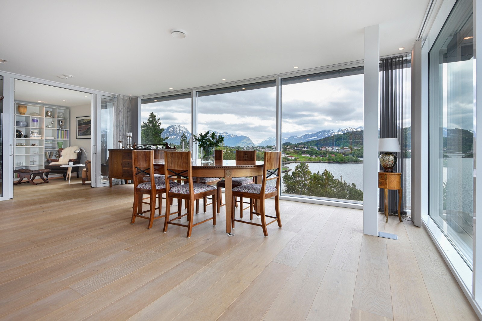 Det er god plass til en spisestue for mange om ønskelig Galleribilde